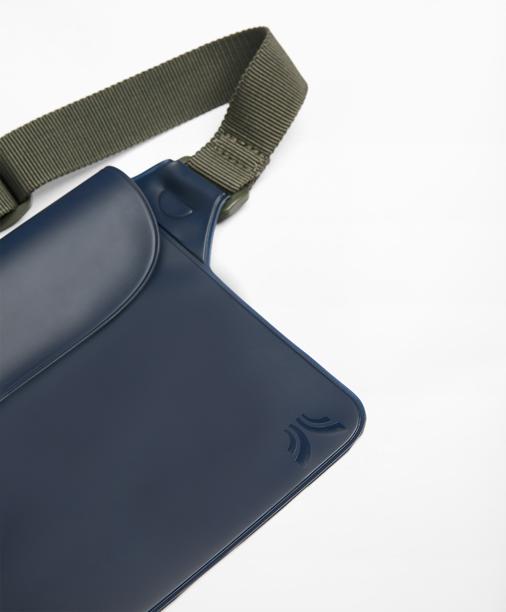 Water-resistant belt bag