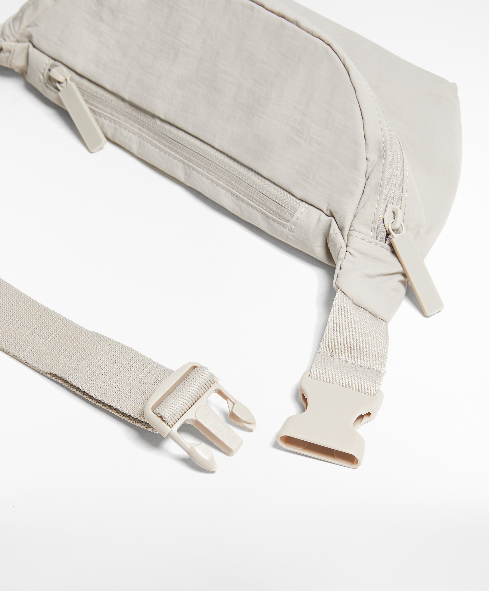 Belt bag with pockets