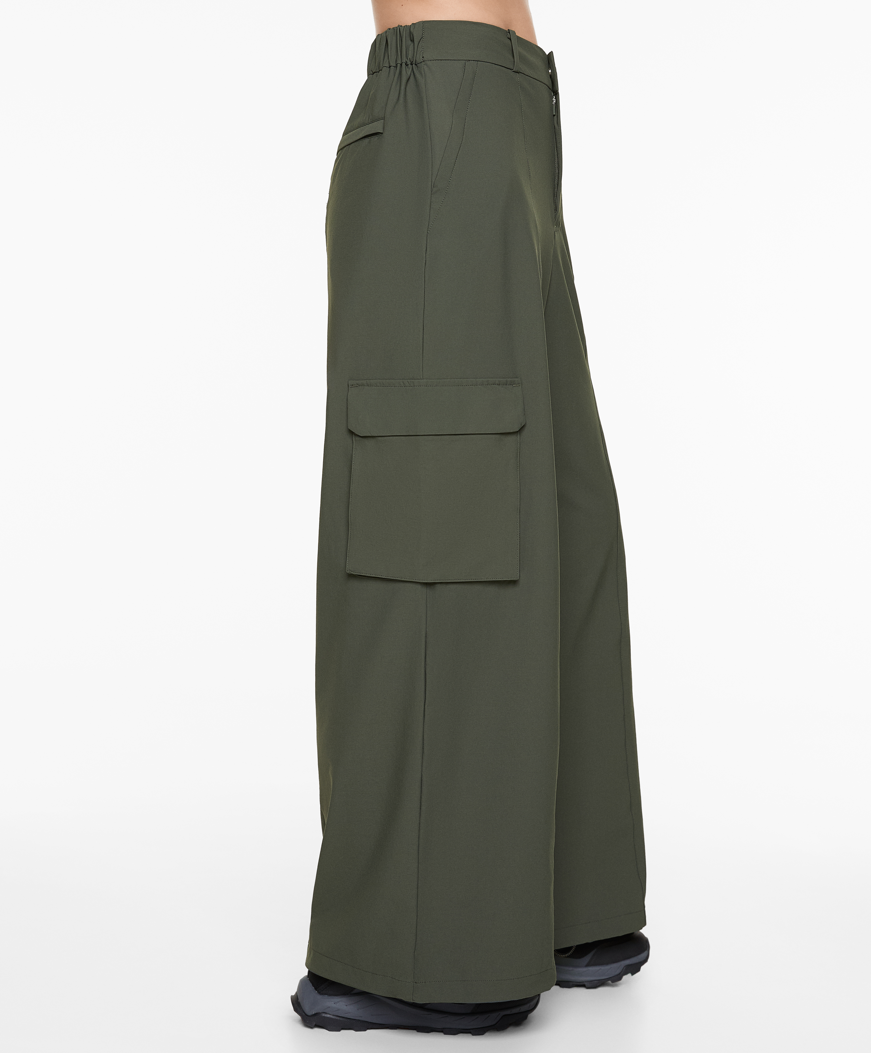 Wide-leg cargo trousers