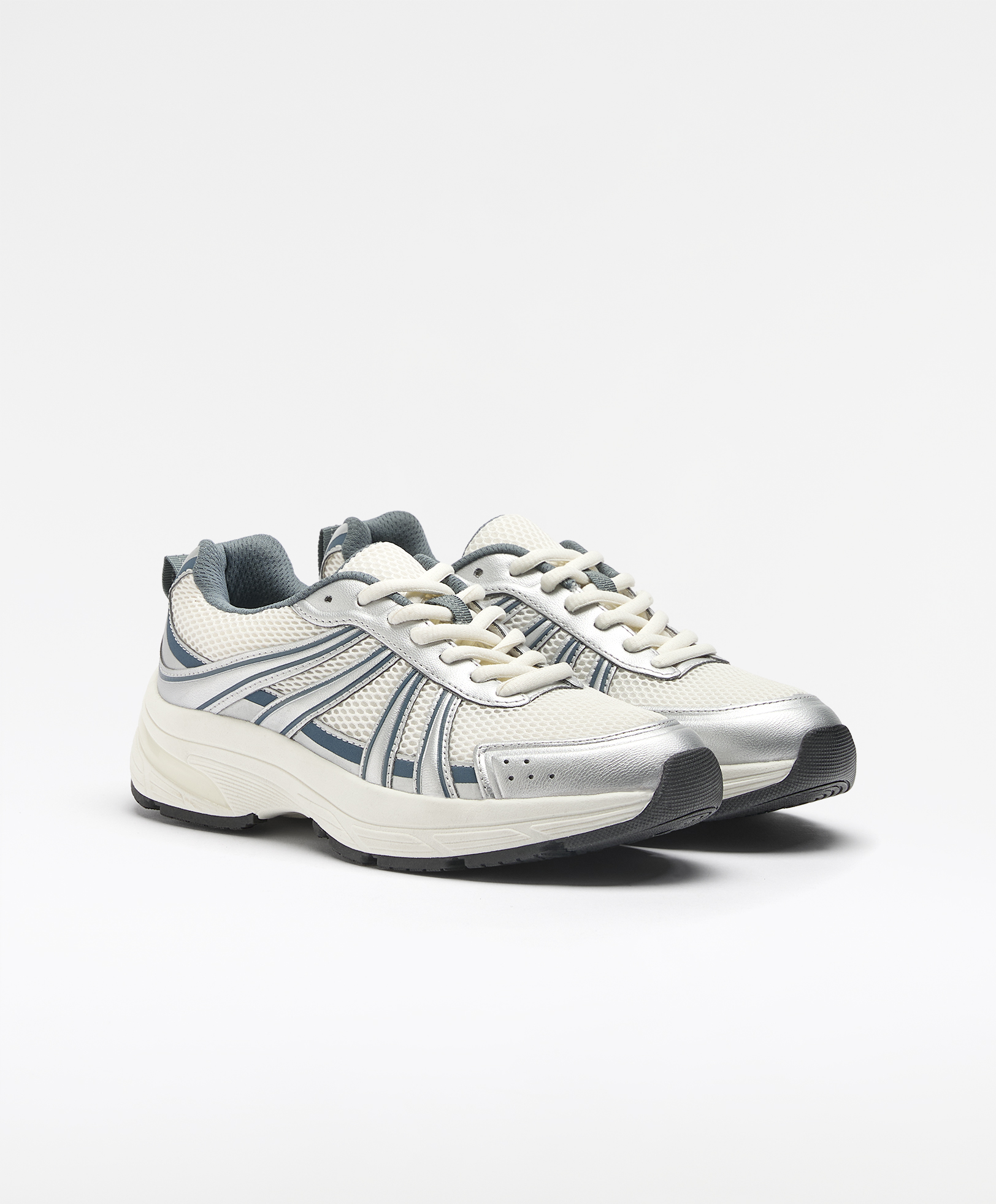 Running trainers with metallic pieces