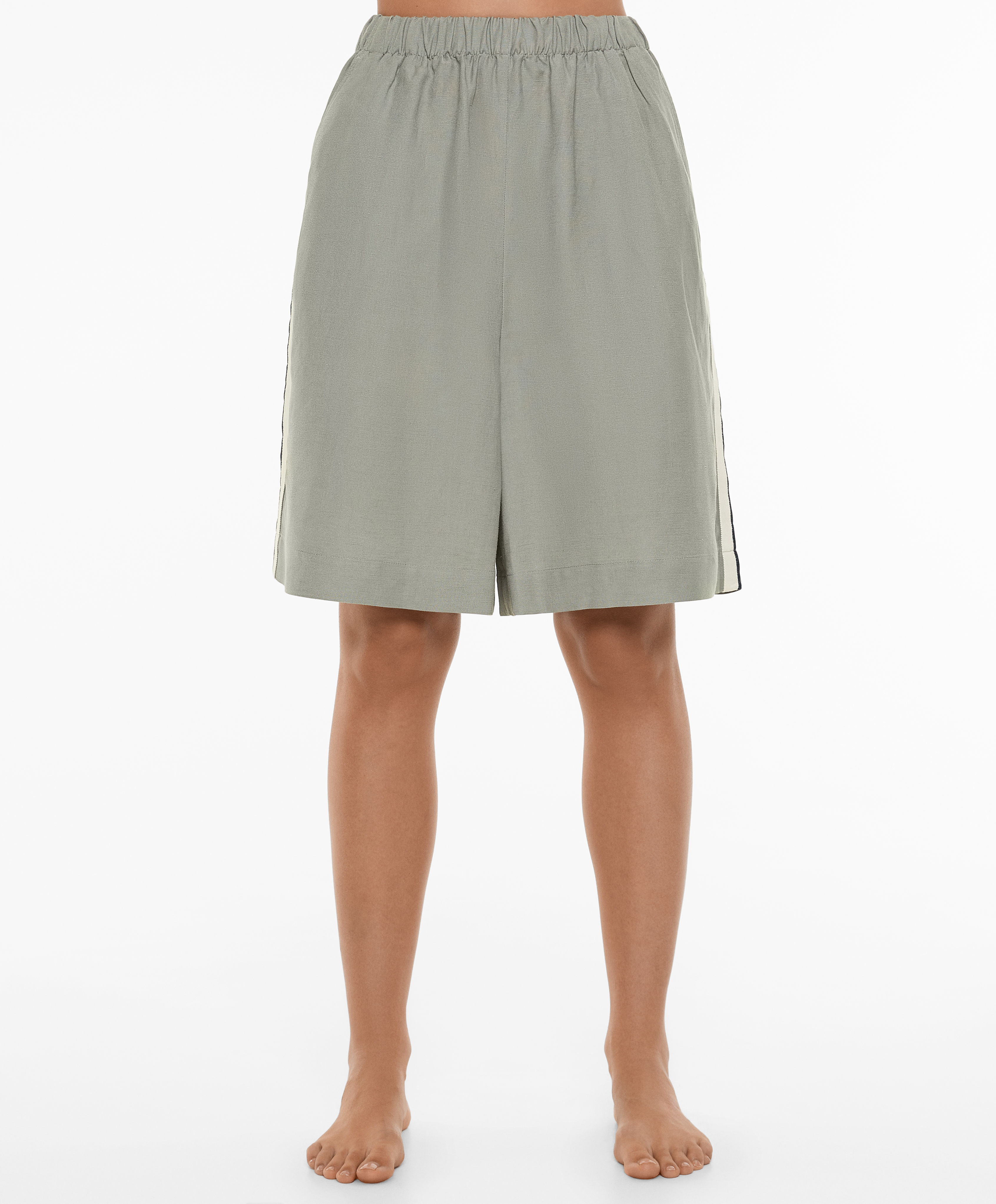 Bermuda shorts with linen appliqué along the sides