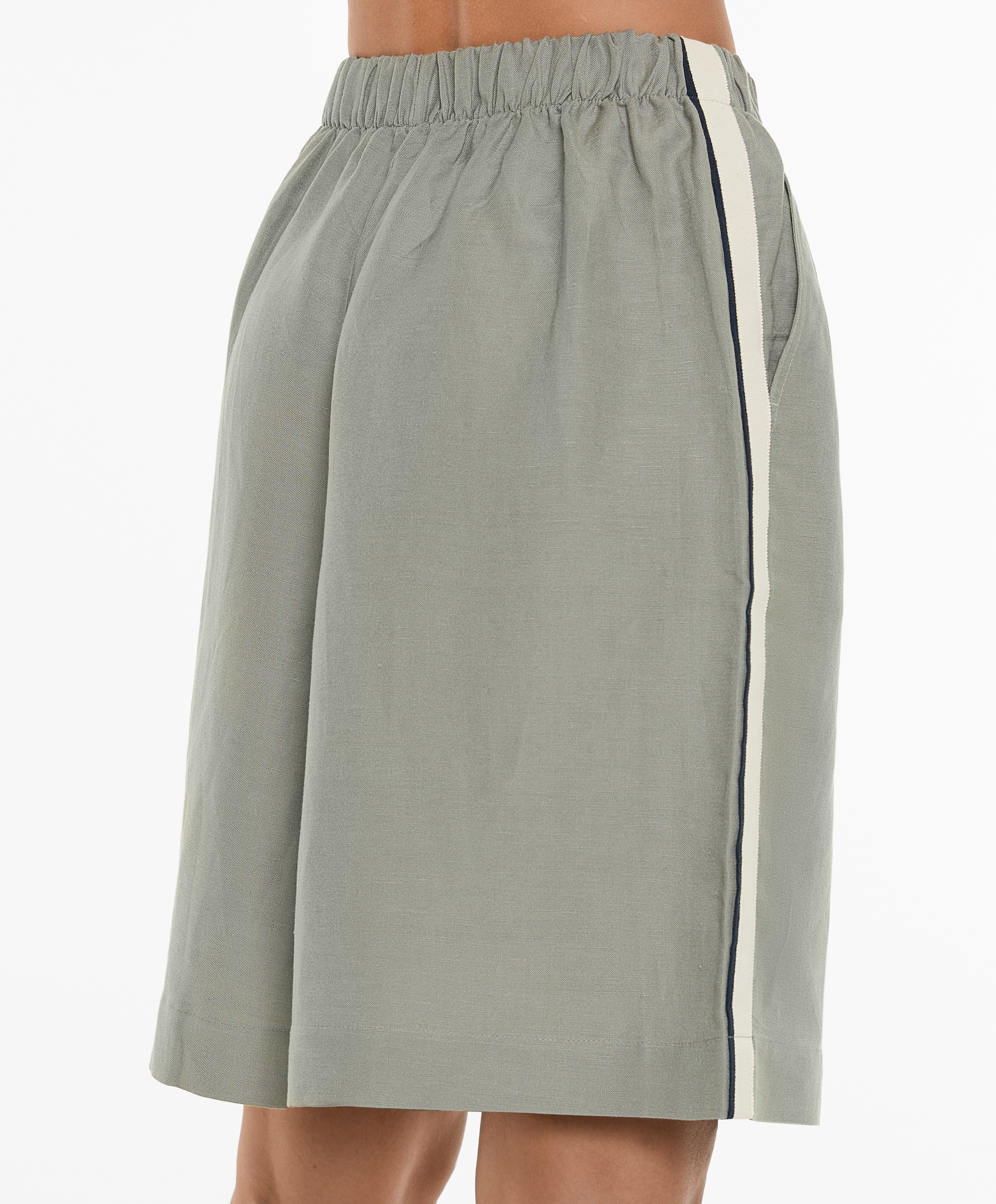 Bermuda shorts with linen appliqué along the sides