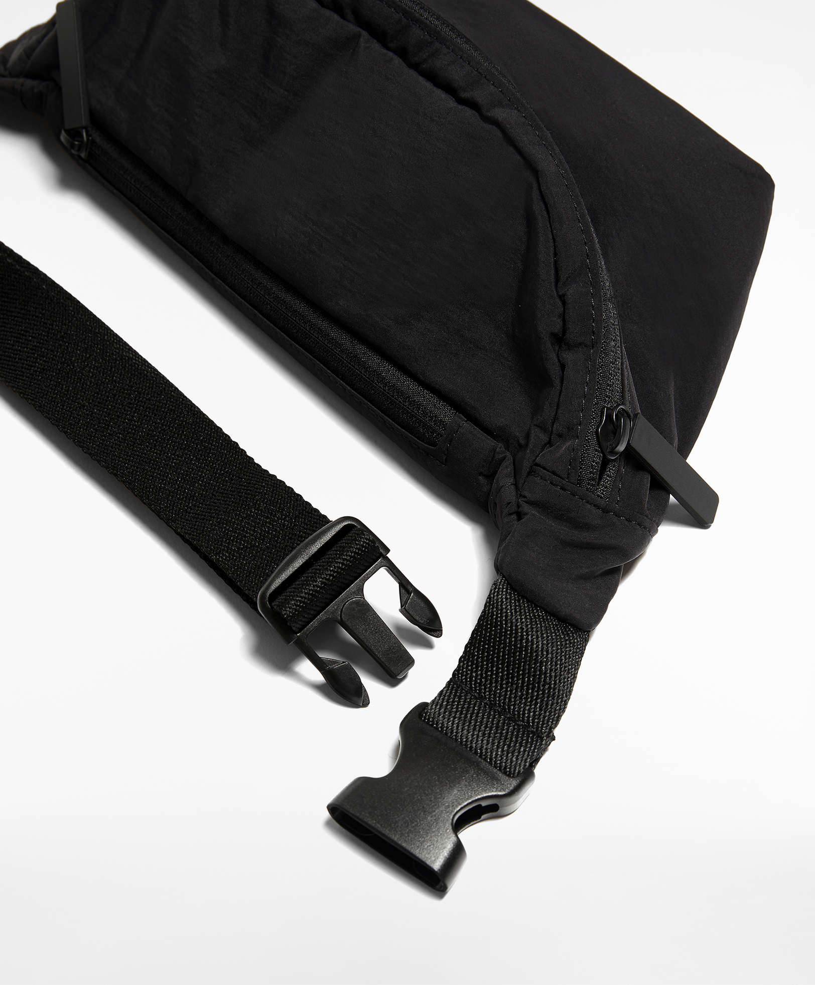 Belt bag with pockets