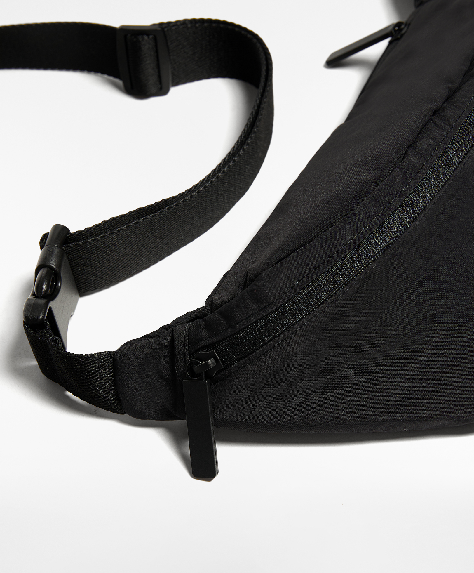 Belt bag with pockets