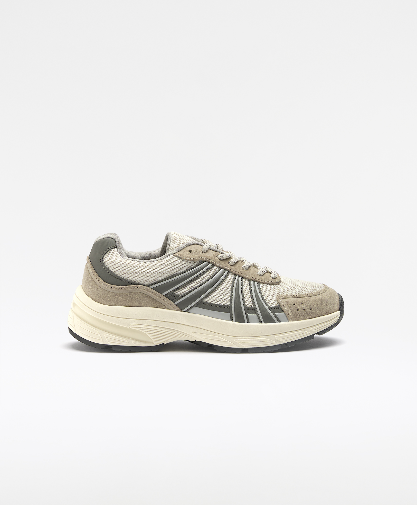 Running shoes with split-leather pieces