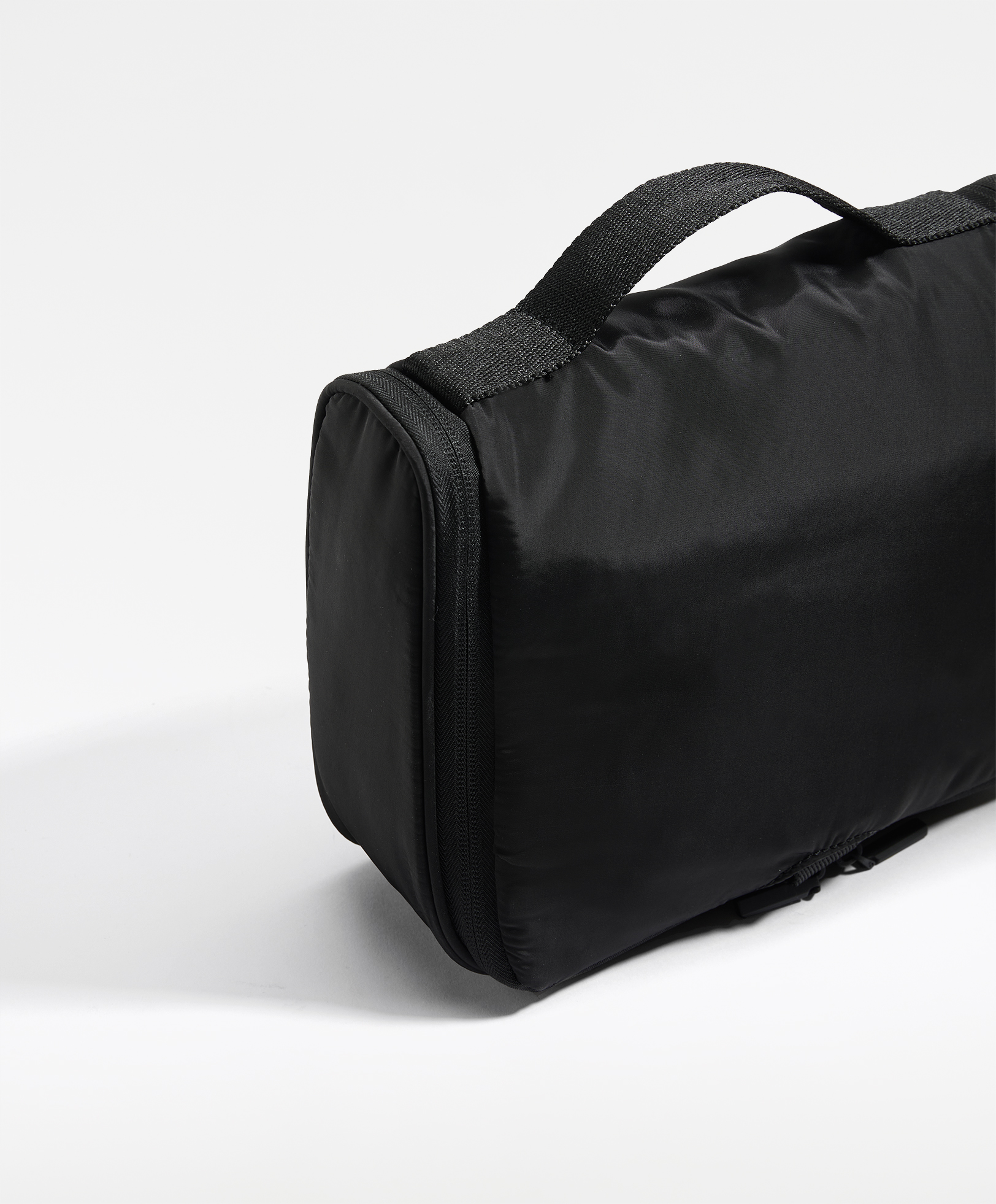 Hanging water-repellent wash bag