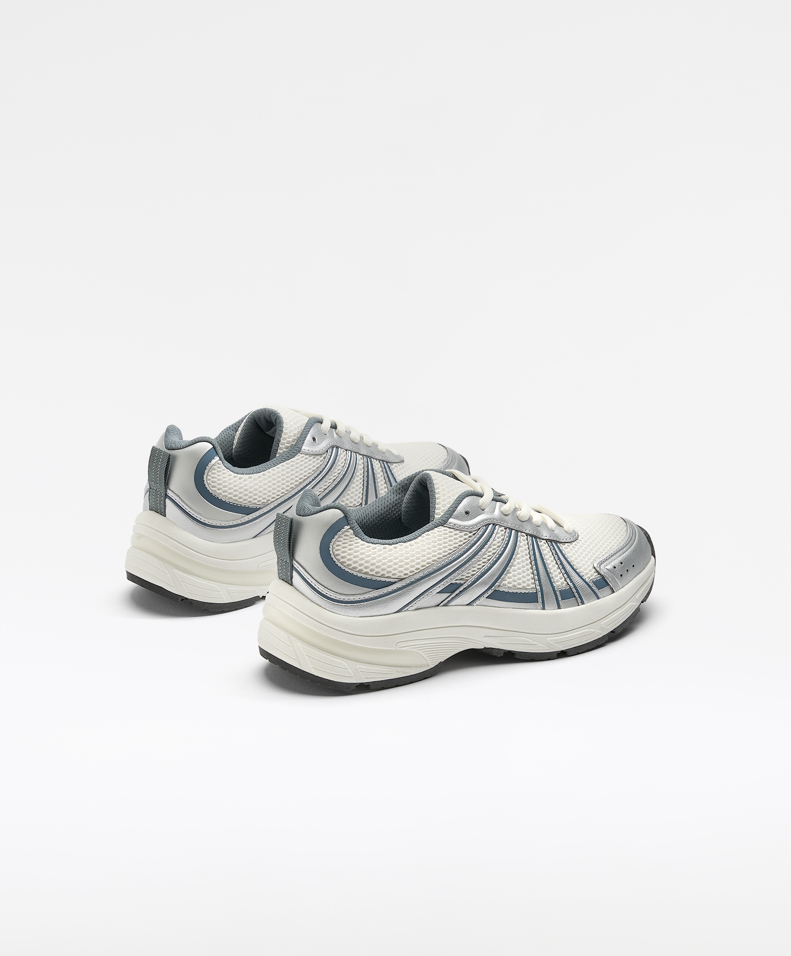 Running trainers with metallic pieces