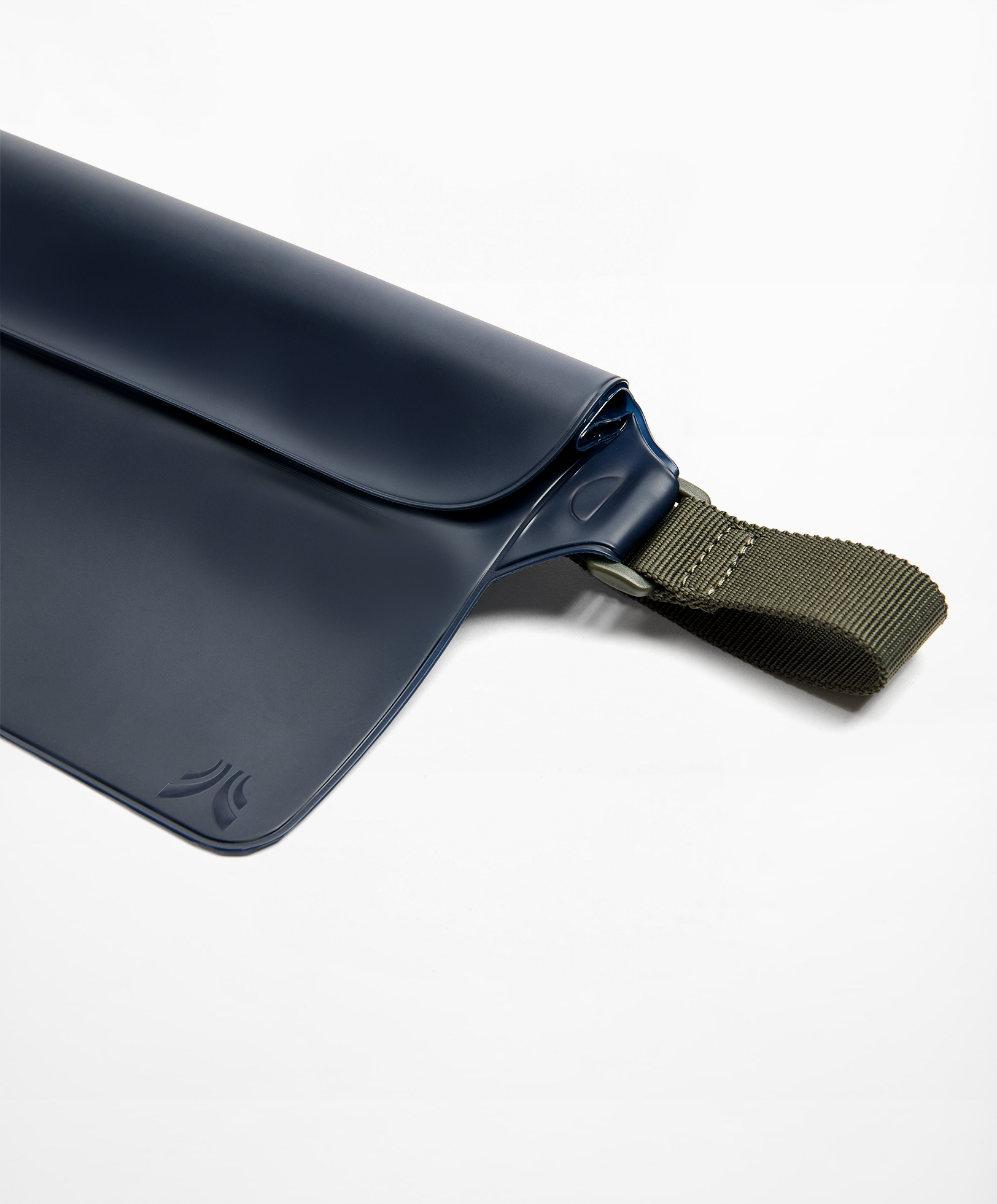 Water-resistant belt bag