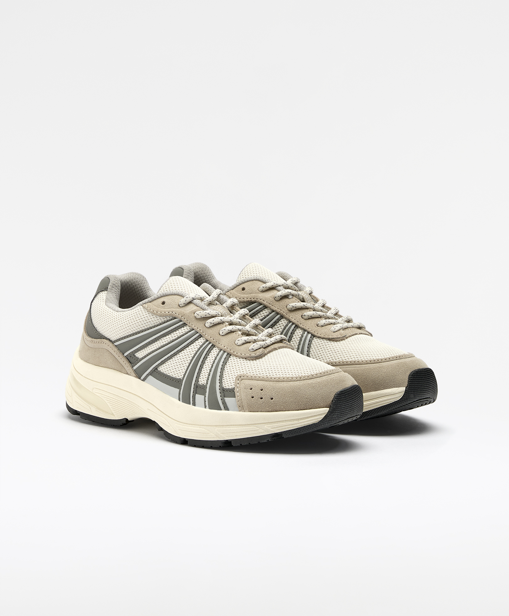 Running shoes with split-leather pieces