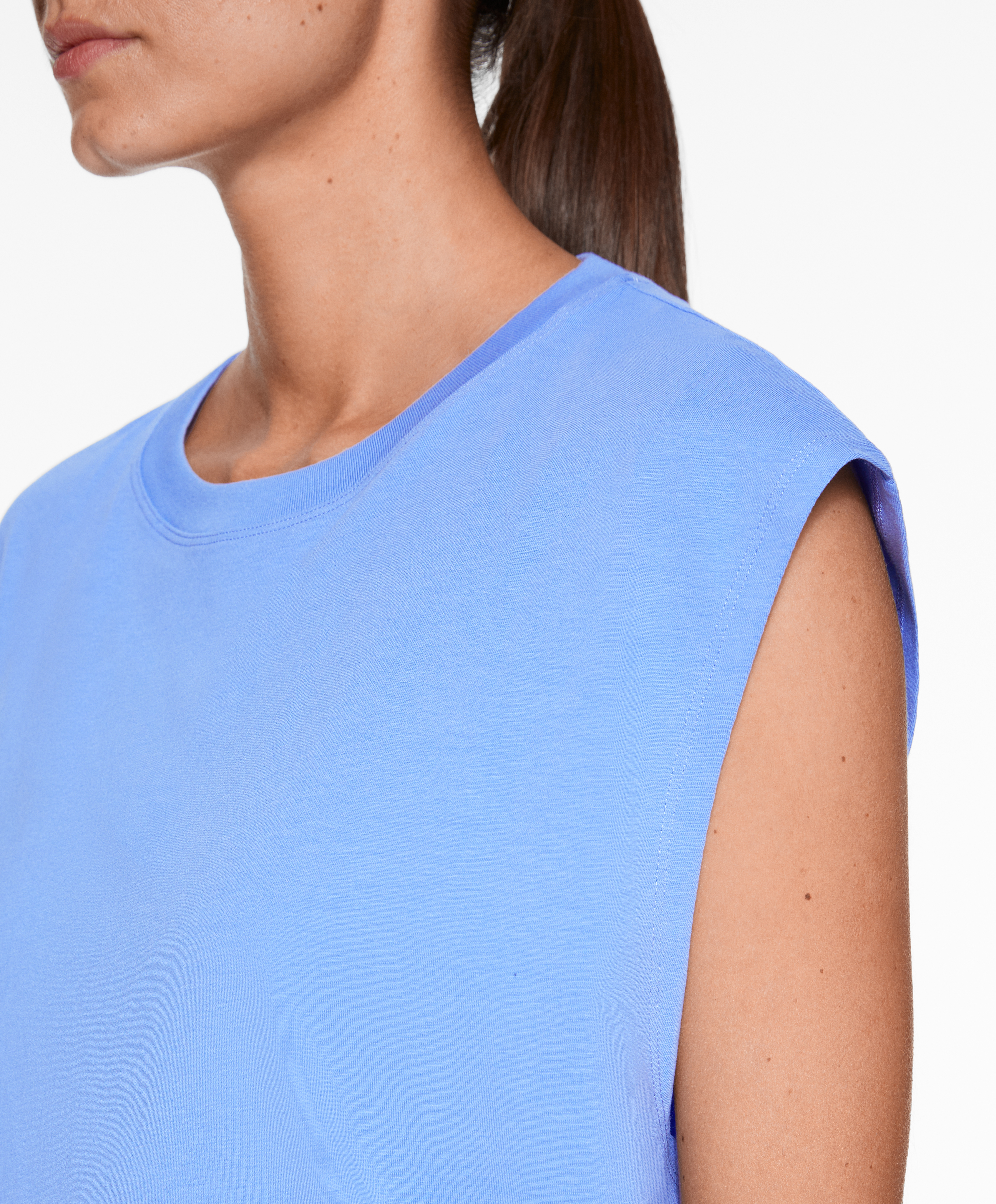 Cotton blend sleeveless seamless T-shirt