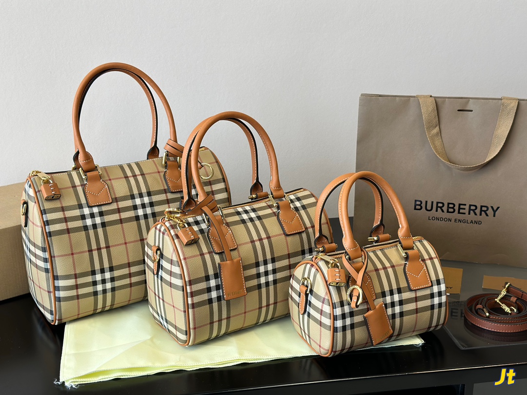BURBERRY-Pillow Bag