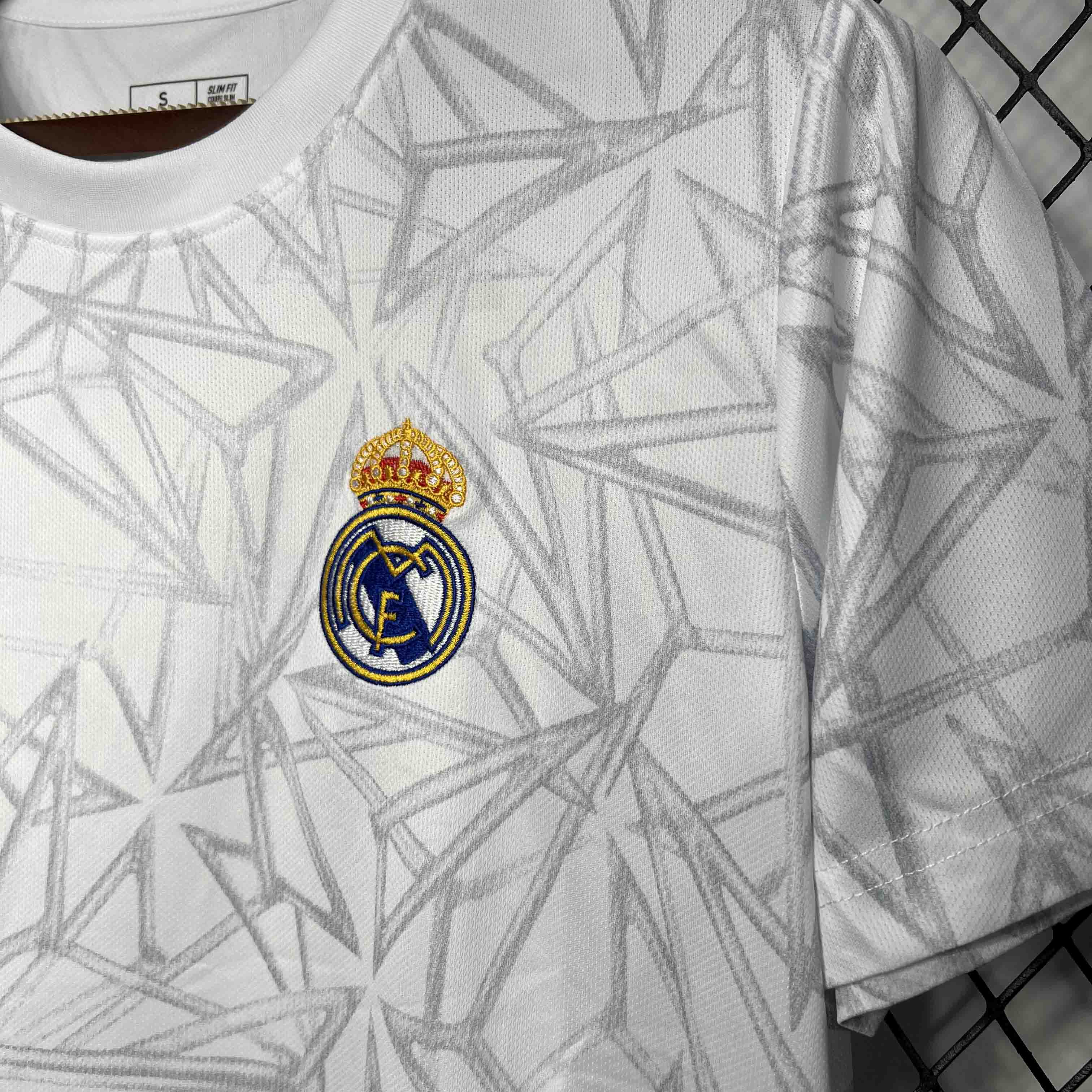 Real Madrid 24-25 Training Jersey - Fans Version - SOCCERDEALSHOP