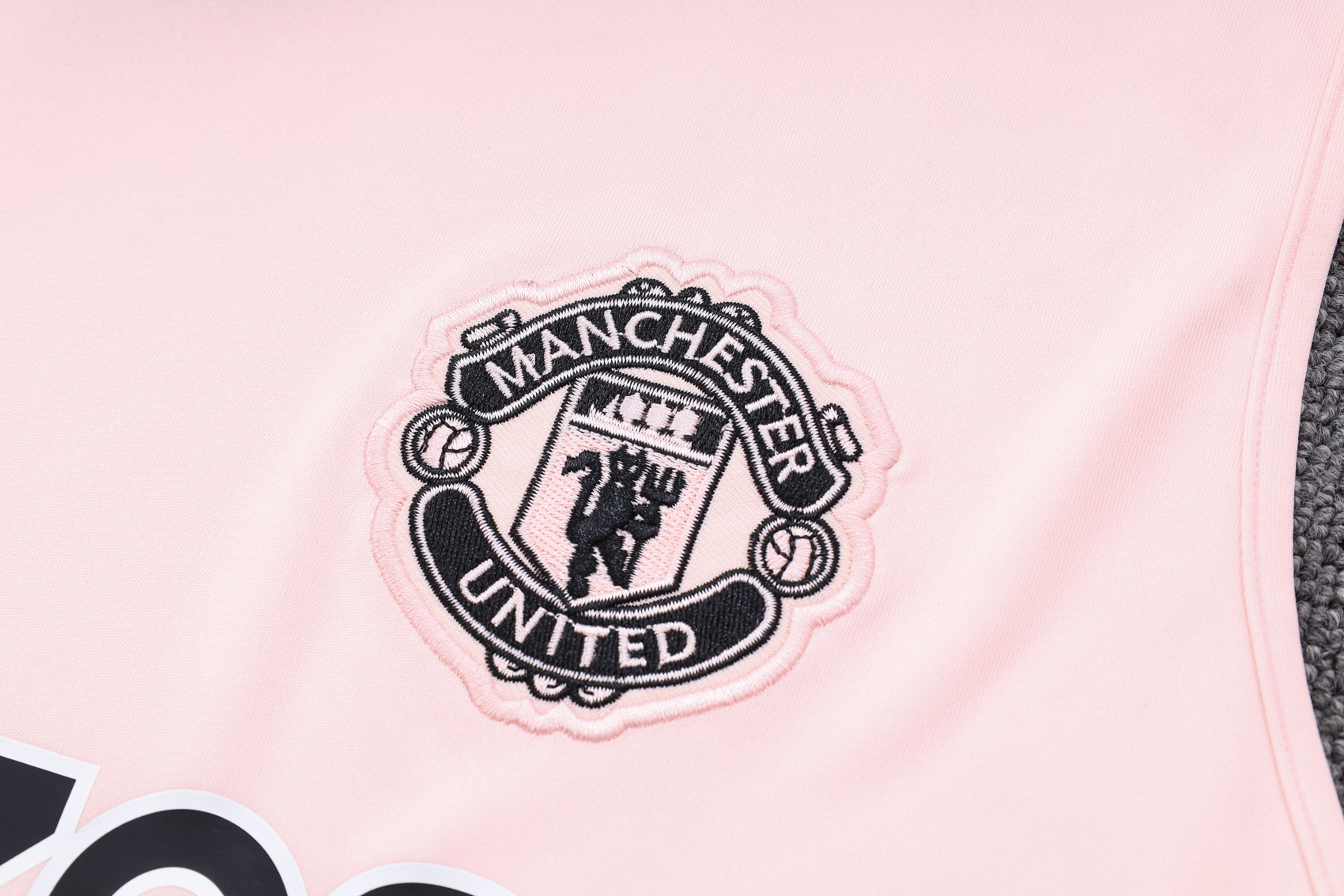 23-24 Manchester United Pink Player Vest Training Set - SOCCERDEALSHOP