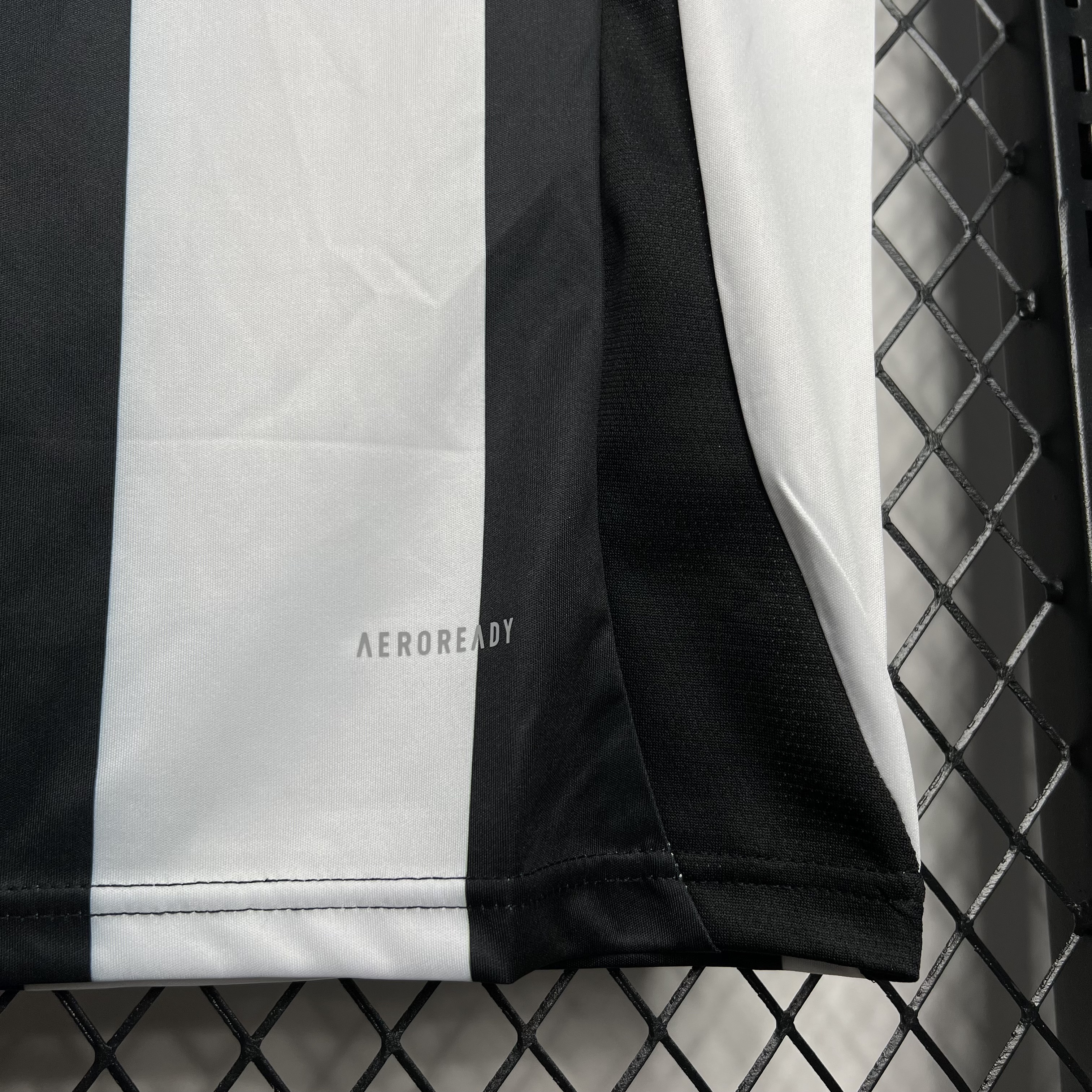 Newcastle United 24-25 Home Stadium Jersey - Fans Version - SOCCERDEALSHOP