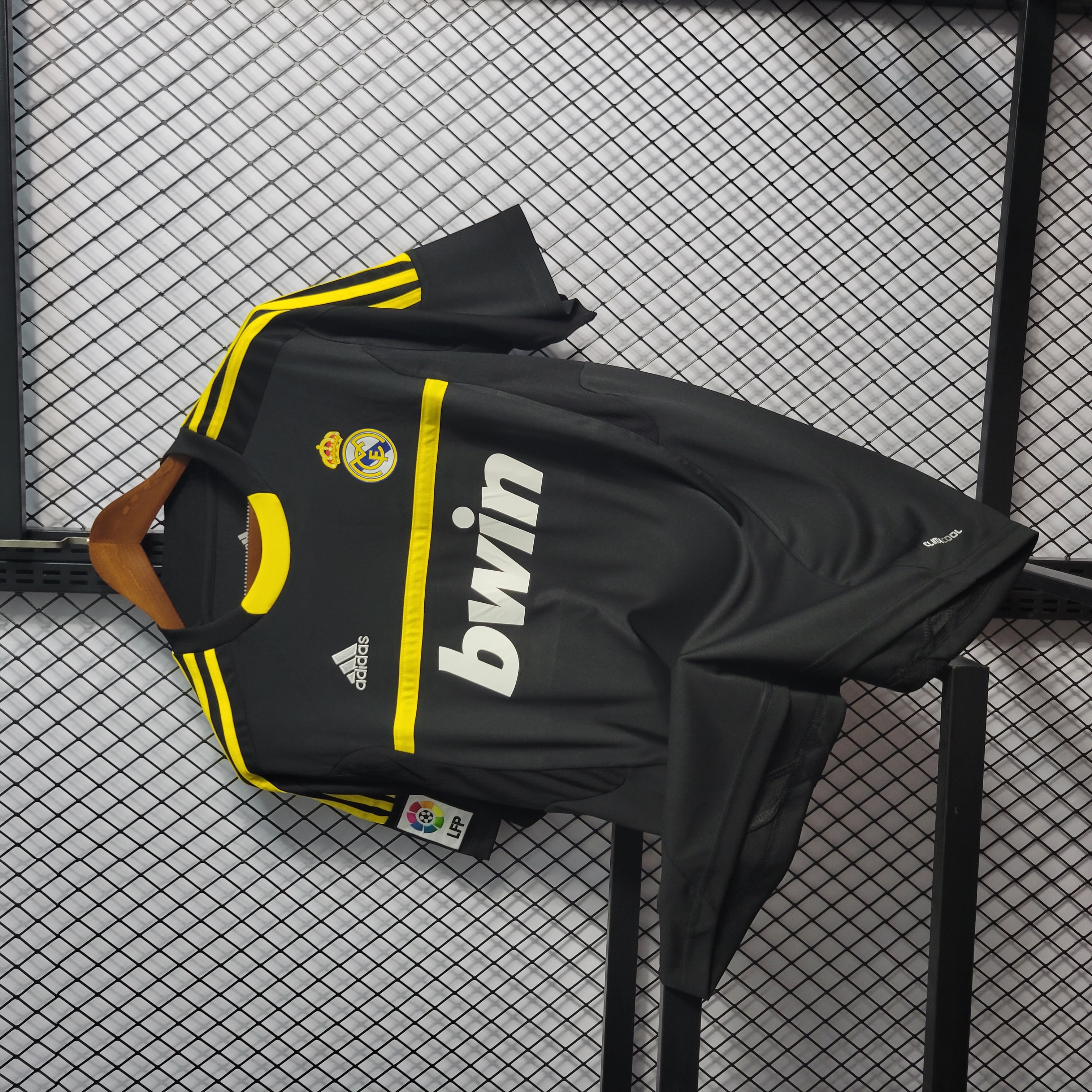 Retro Real Madrid 11-12 Black Goalkeeper Jersey - SOCCERDEALSHOP