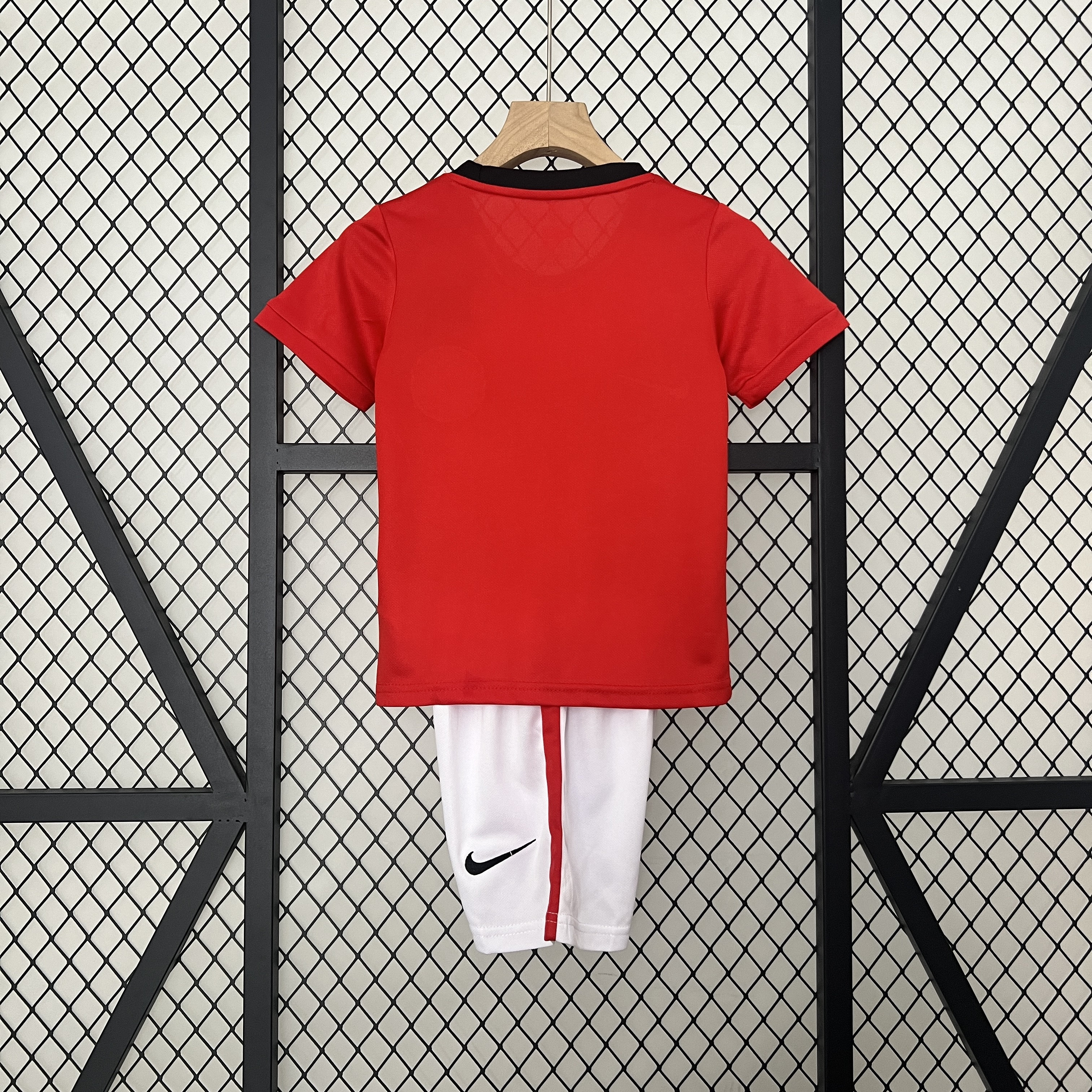 Manchester United Retro 2009-10 Home Stadium Kids Kit - SOCCERDEALSHOP