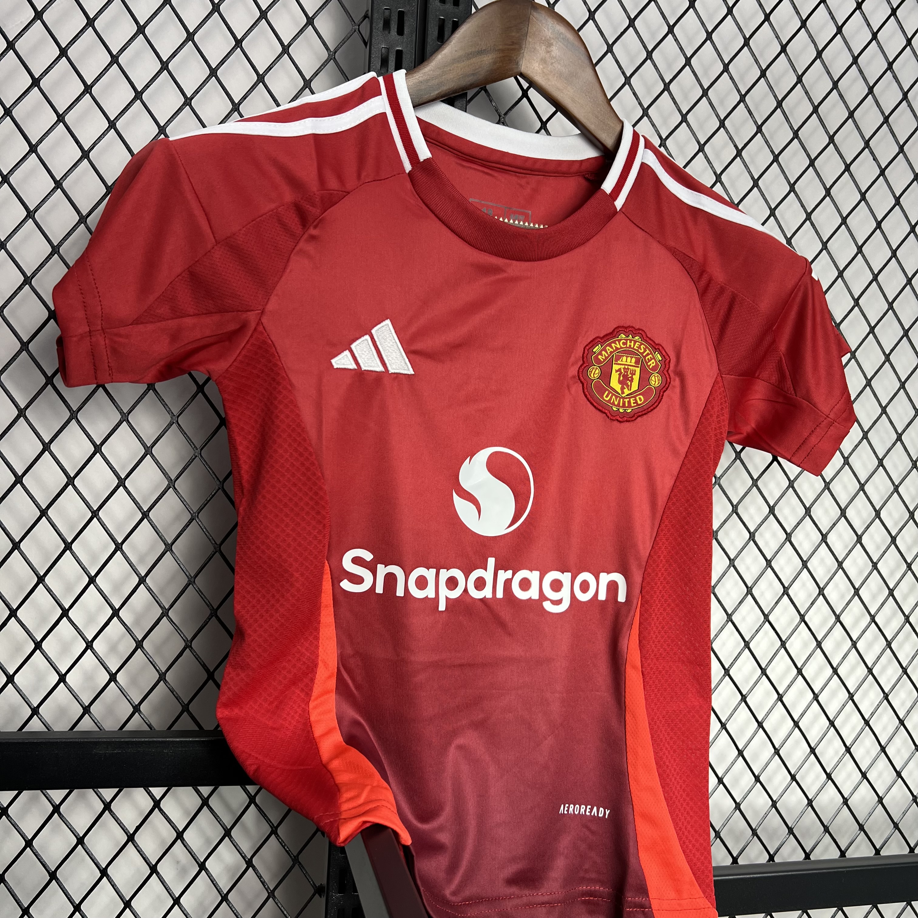 Manchester United 24-25 Home Stadium Kids Kit - SOCCERDEALSHOP
