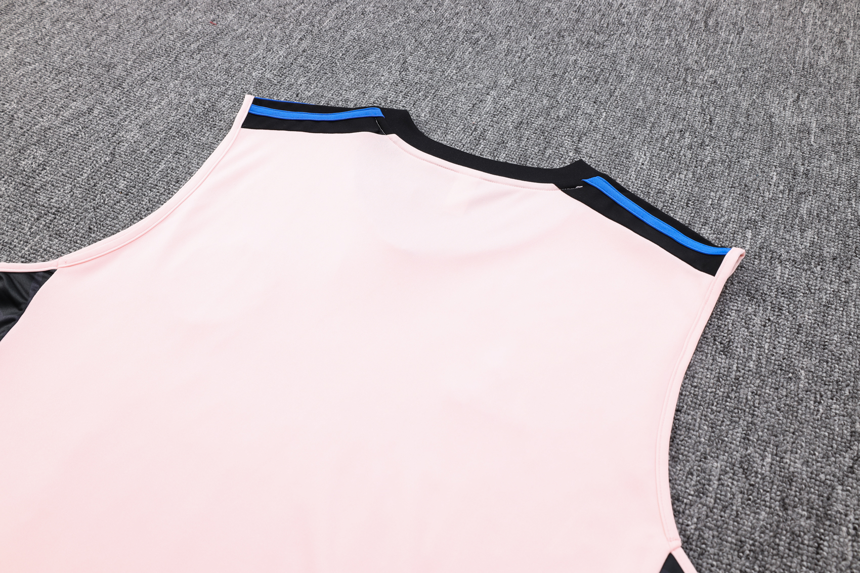 23-24 Manchester United Pink Player Vest Training Set - SOCCERDEALSHOP