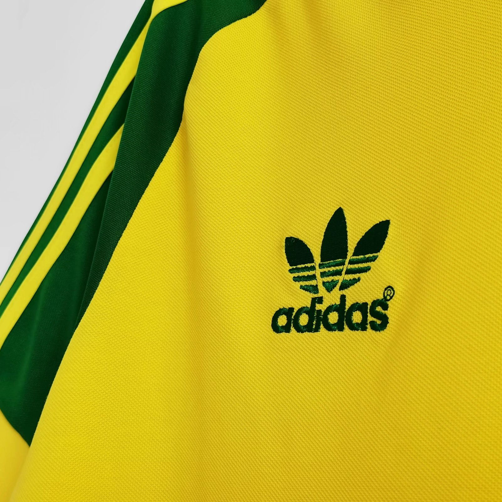 Retro Wales 1982 Away Stadium Jersey - SOCCERDEALSHOP