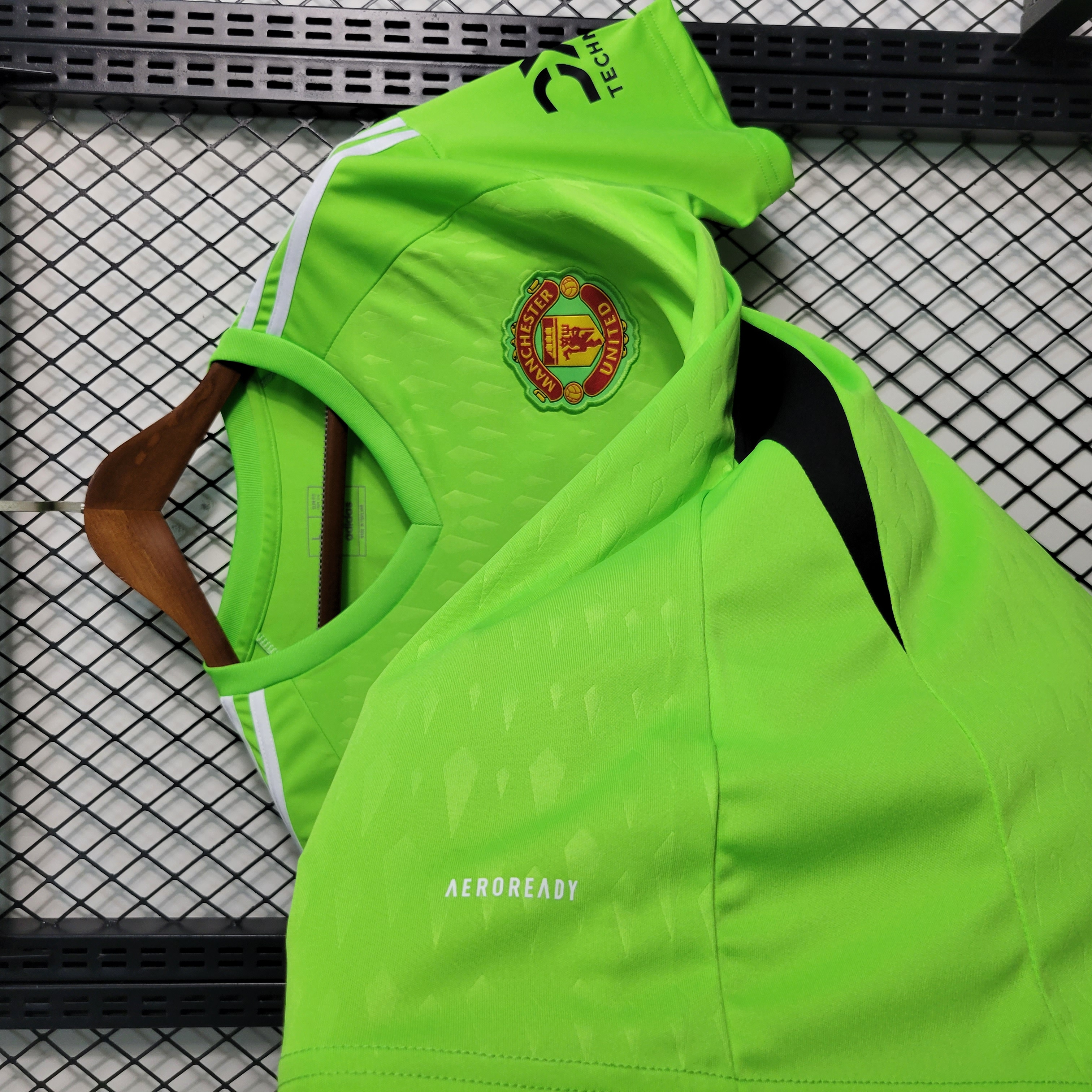 Manchester United 23-24 Green Goalkeeper Jersey - Fans Version - SOCCERDEALSHOP