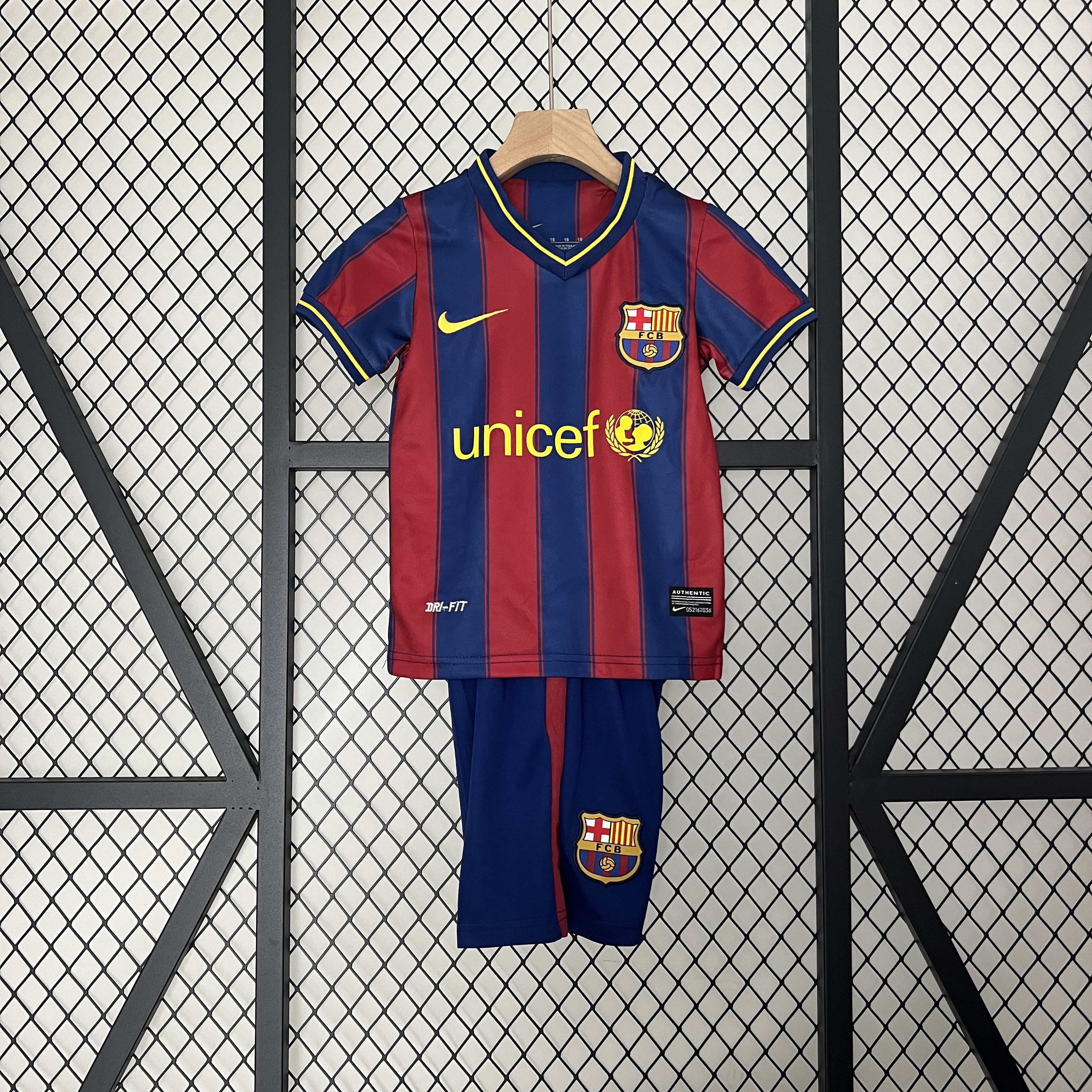 Retro B.A.R.S.A 2009-10 Home Stadium Kids Kit - SOCCERDEALSHOP