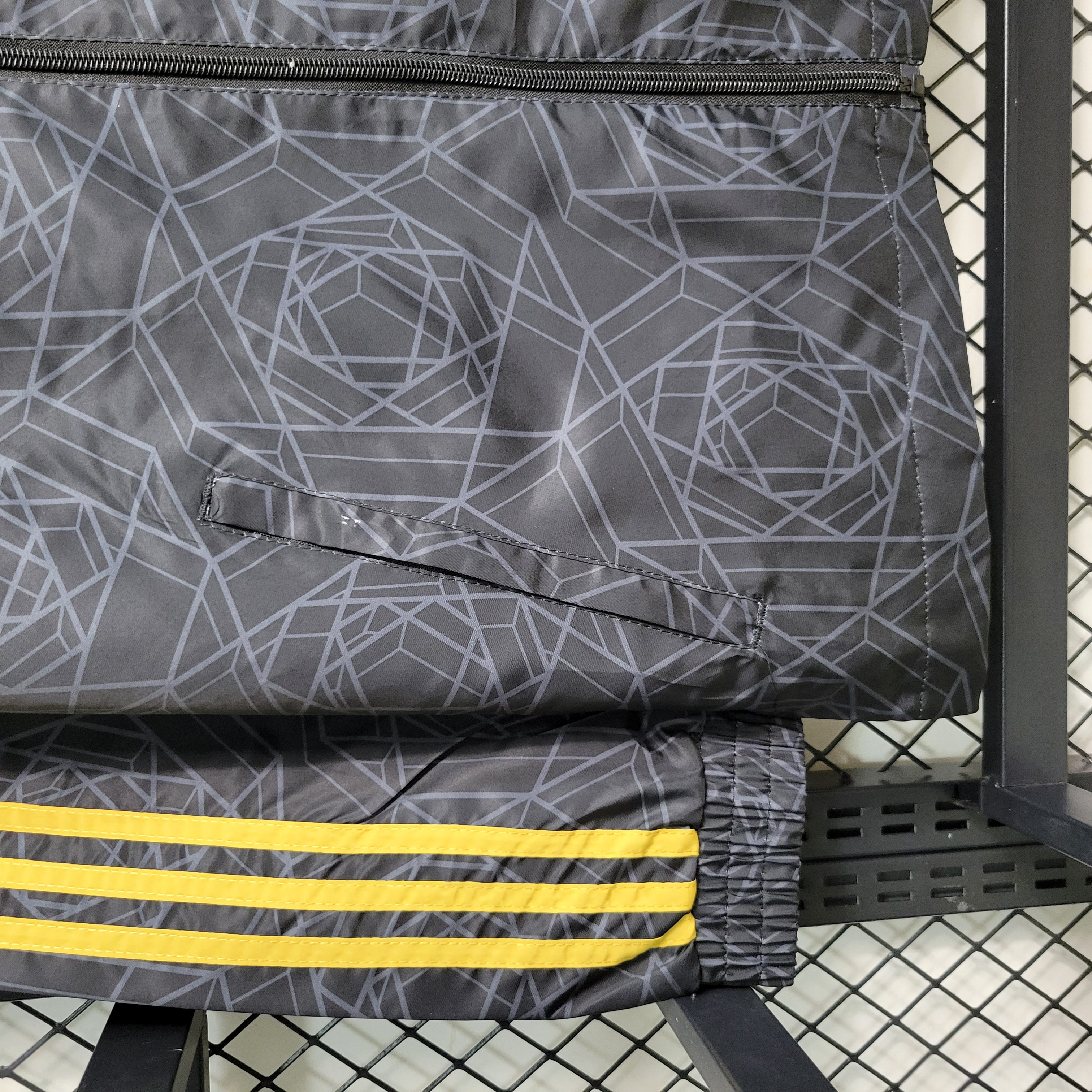 Manchester United 23-24 Player Windbreaker Jacket - Black - SOCCERDEALSHOP