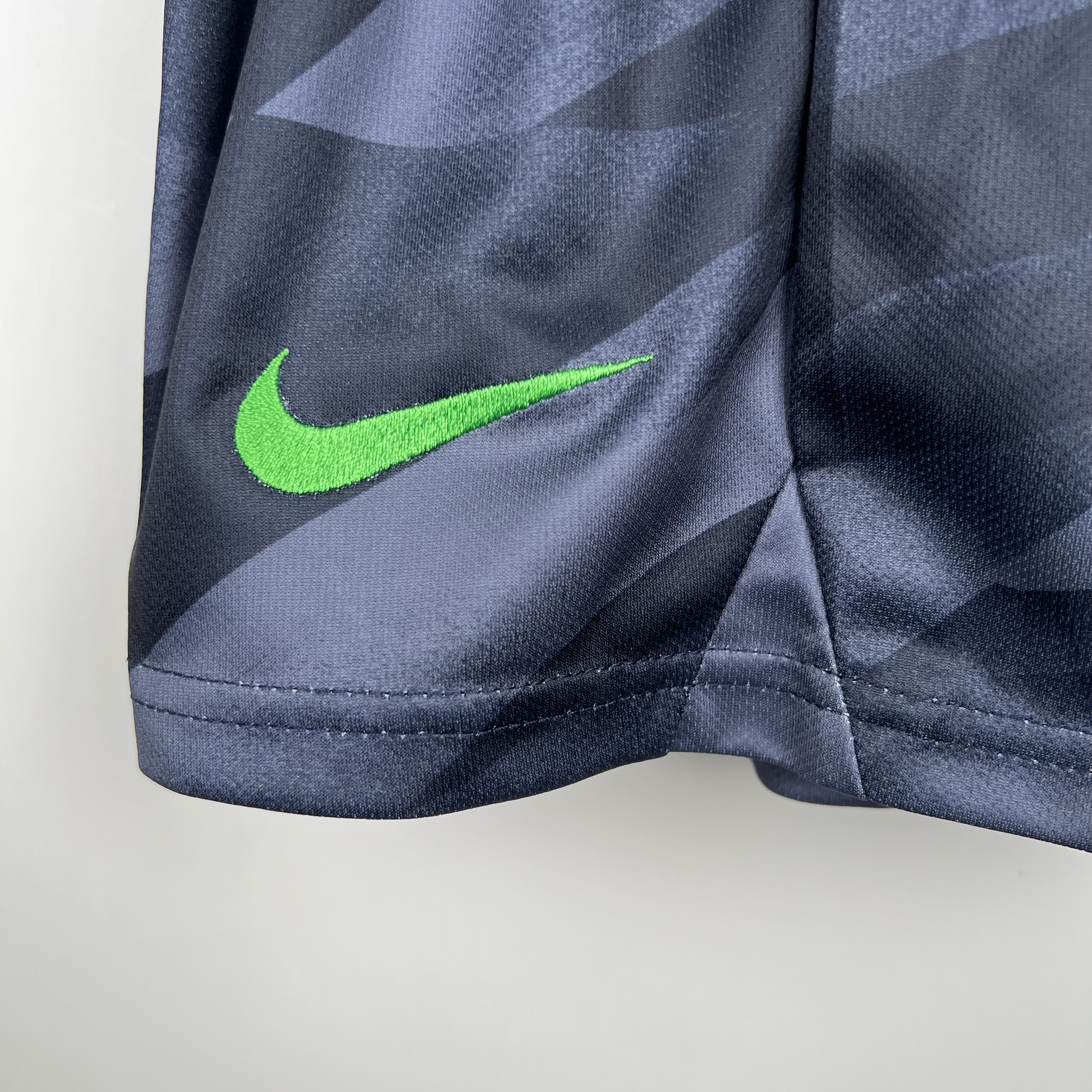 Liverpool 23-24 Black Goalkeeper Kids Kit - SOCCERDEALSHOP