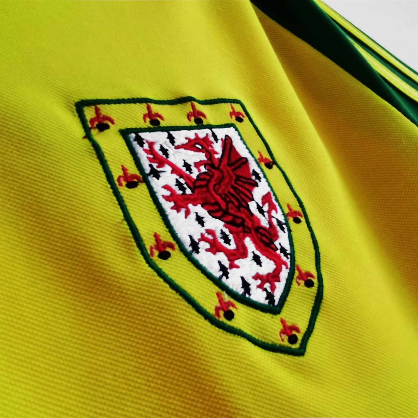 Retro Wales 1982 Away Stadium Jersey - SOCCERDEALSHOP