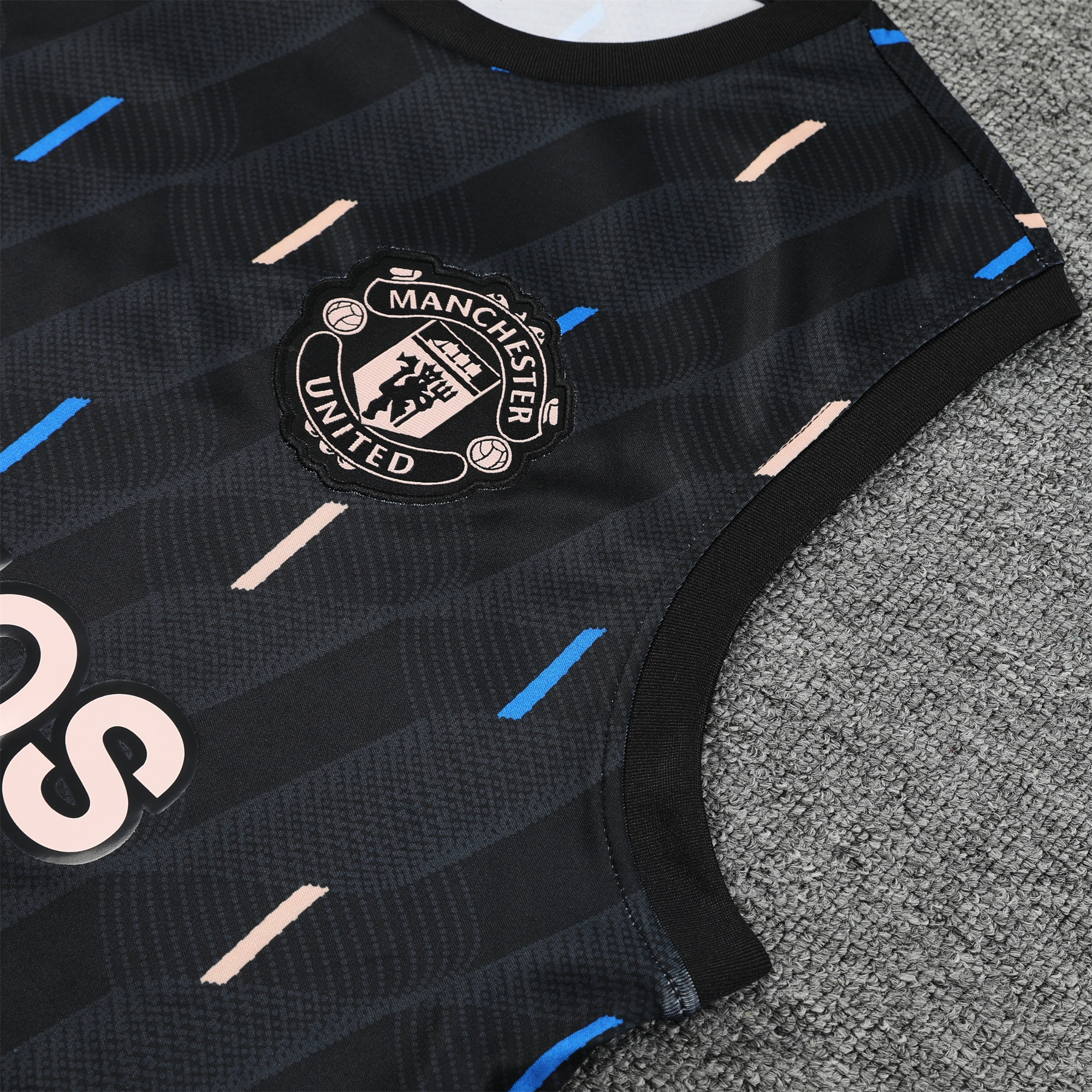 Manchester United 23-24 Vest Training Set Black Line - SOCCERDEALSHOP