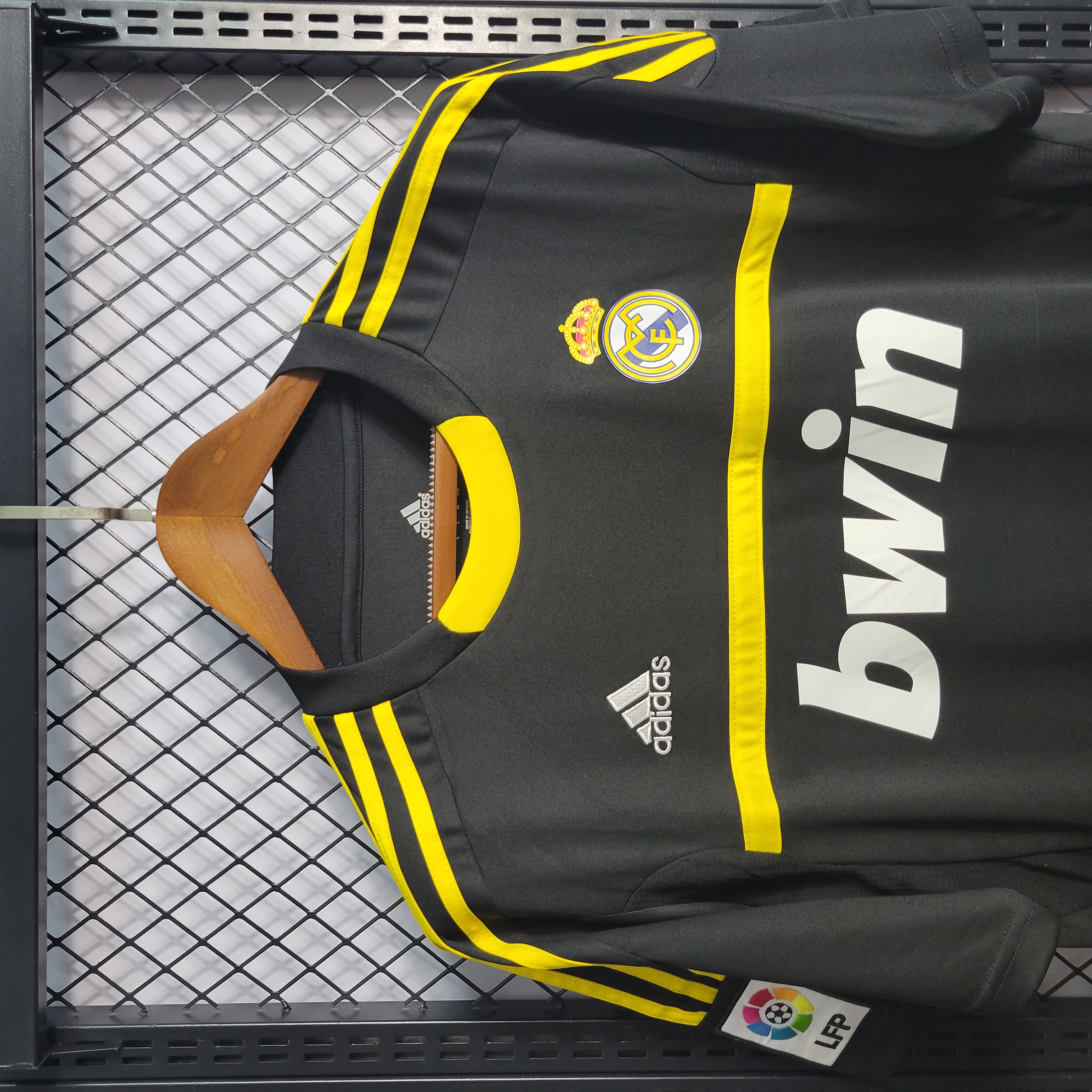 Retro Real Madrid 11-12 Black Goalkeeper Jersey - SOCCERDEALSHOP