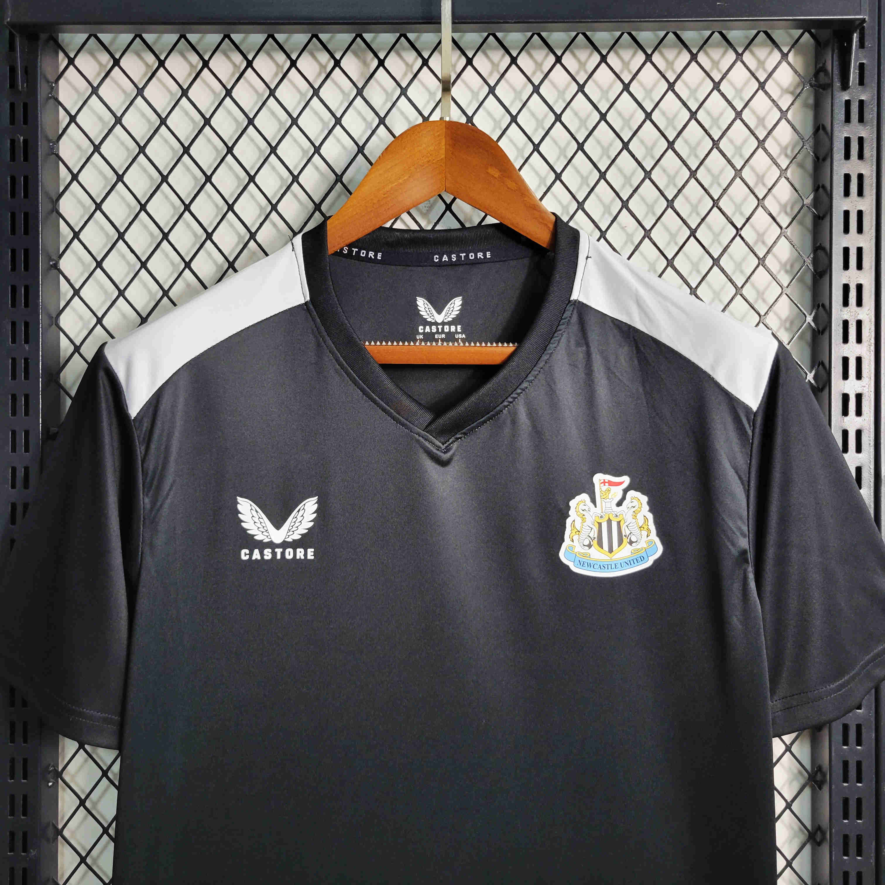 Newcastle United 23-24 Black Training Jersey - Fans Version - SOCCERDEALSHOP