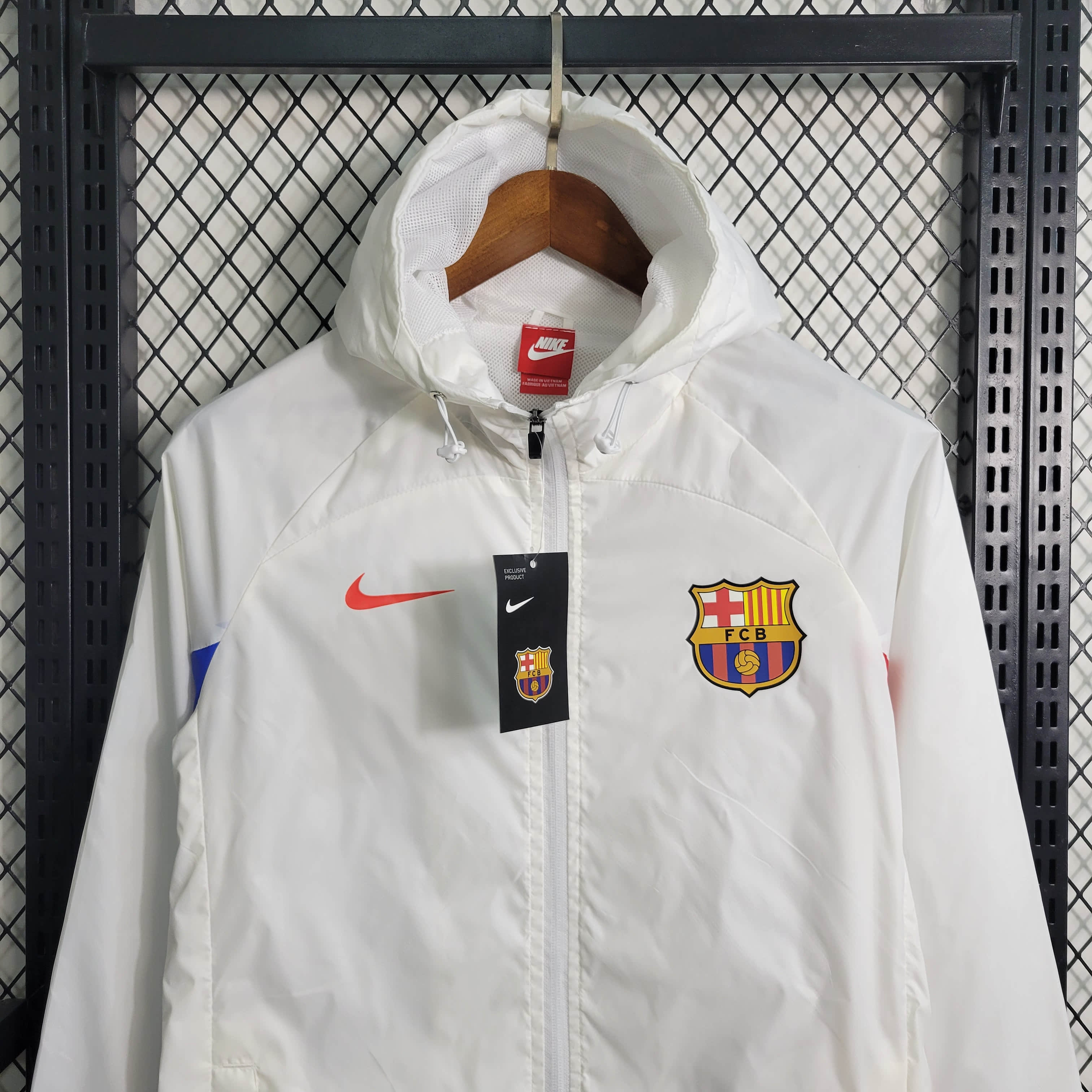 B.A.R.S.A 23-24 White Player Windbreaker - SOCCERDEALSHOP