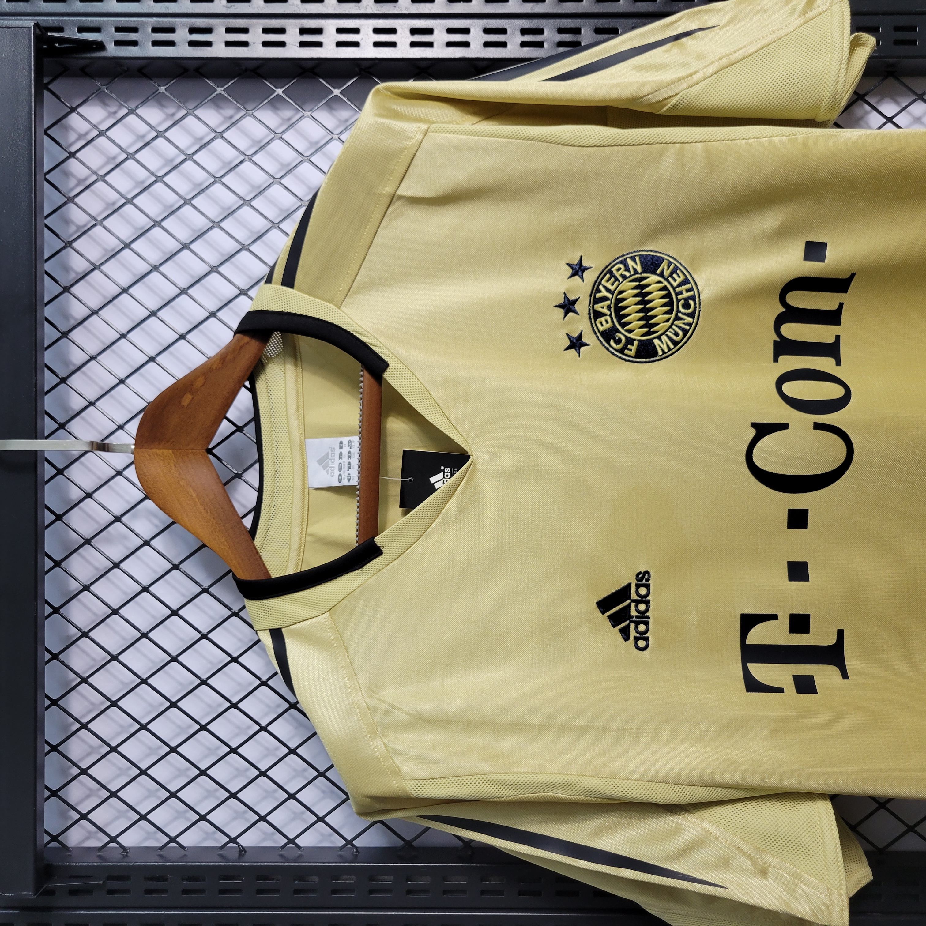 Bayern Munich Retro 04-05 Away Shirt - SOCCERDEALSHOP