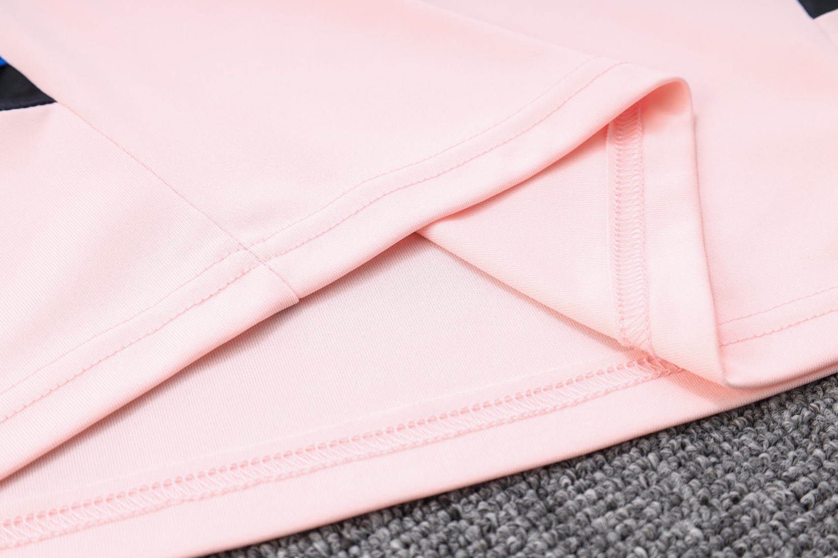 23-24 Manchester United Pink Player Vest Training Set - SOCCERDEALSHOP