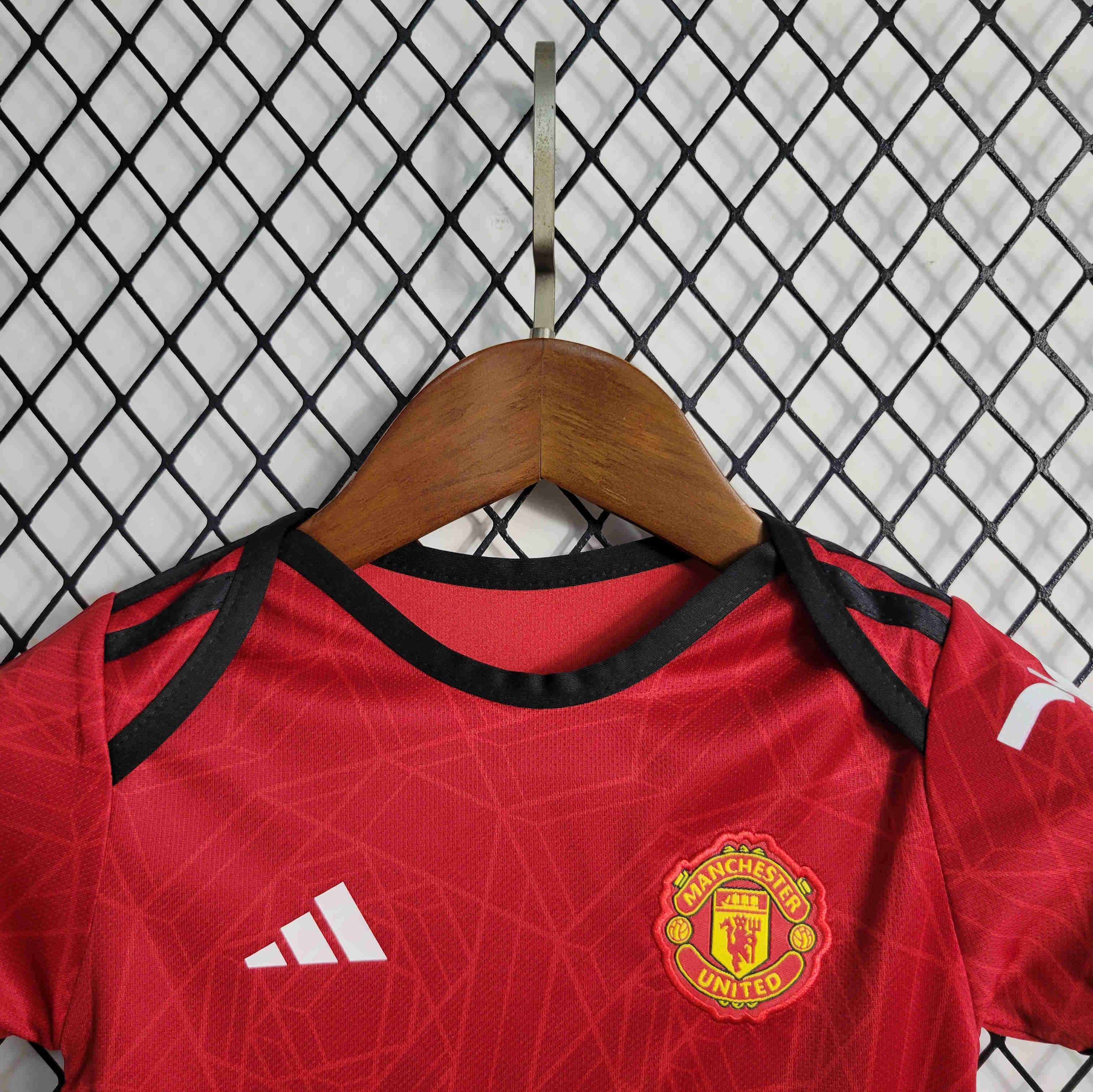 23-24 Manchester United Home Baby Kit Crawling Suit Size 9-12 - SOCCERDEALSHOP