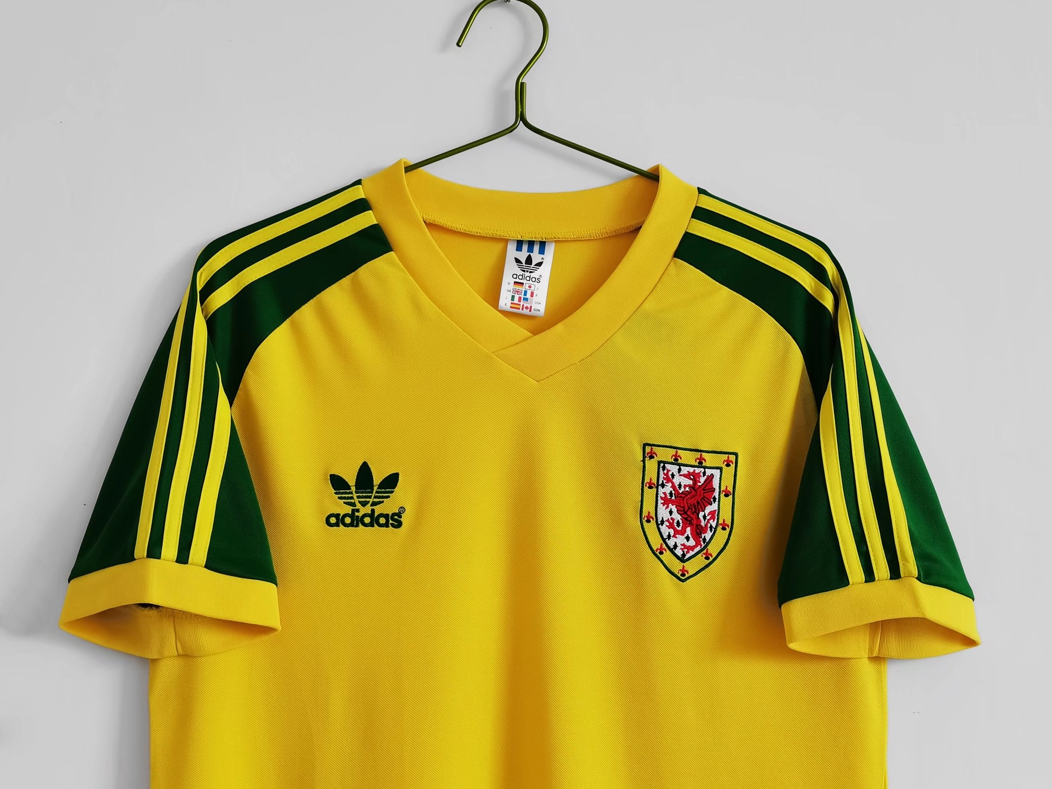 Retro Wales 1982 Away Stadium Jersey - SOCCERDEALSHOP