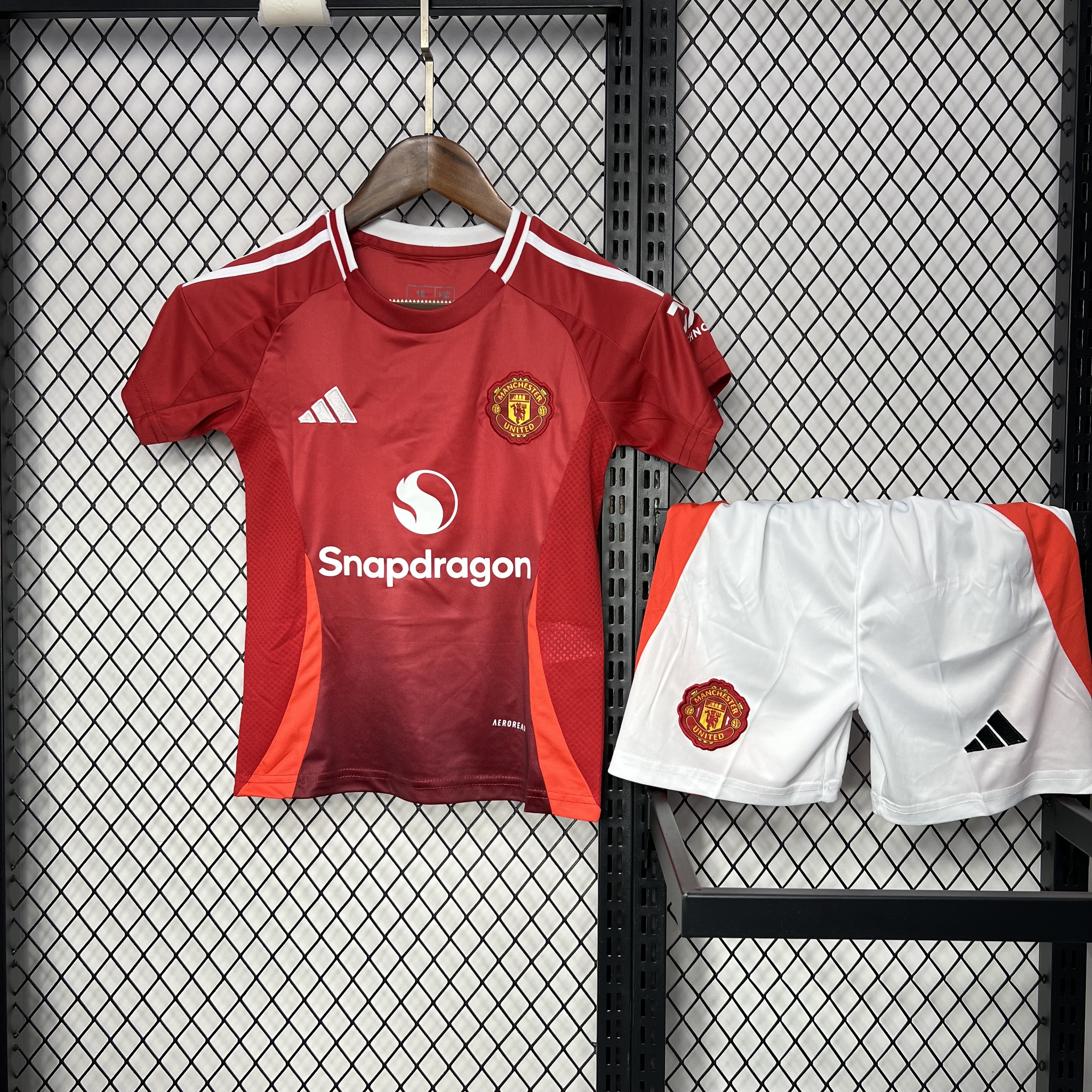Manchester United 24-25 Home Stadium Kids Kit - SOCCERDEALSHOP