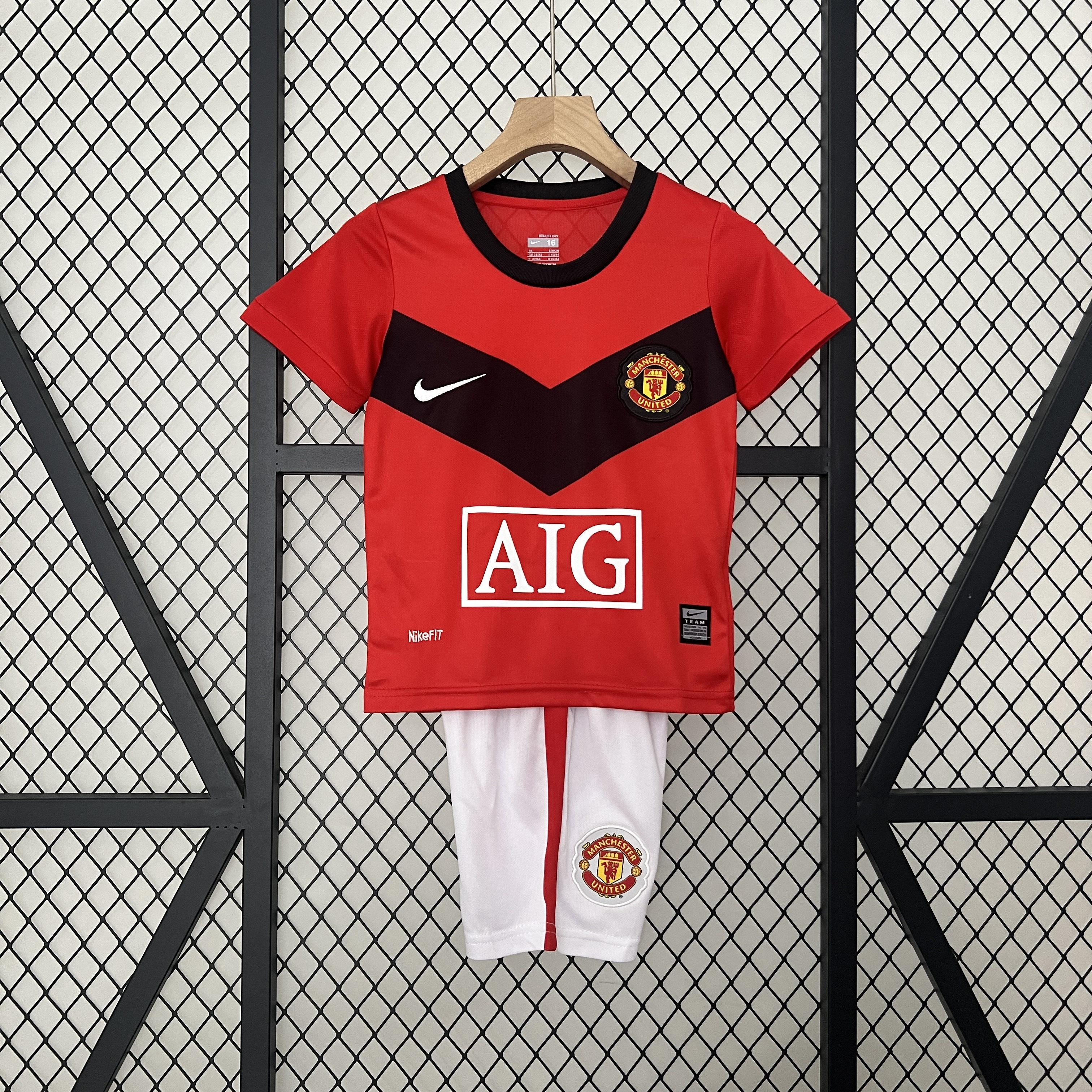 Manchester United Retro 2009-10 Home Stadium Kids Kit - SOCCERDEALSHOP