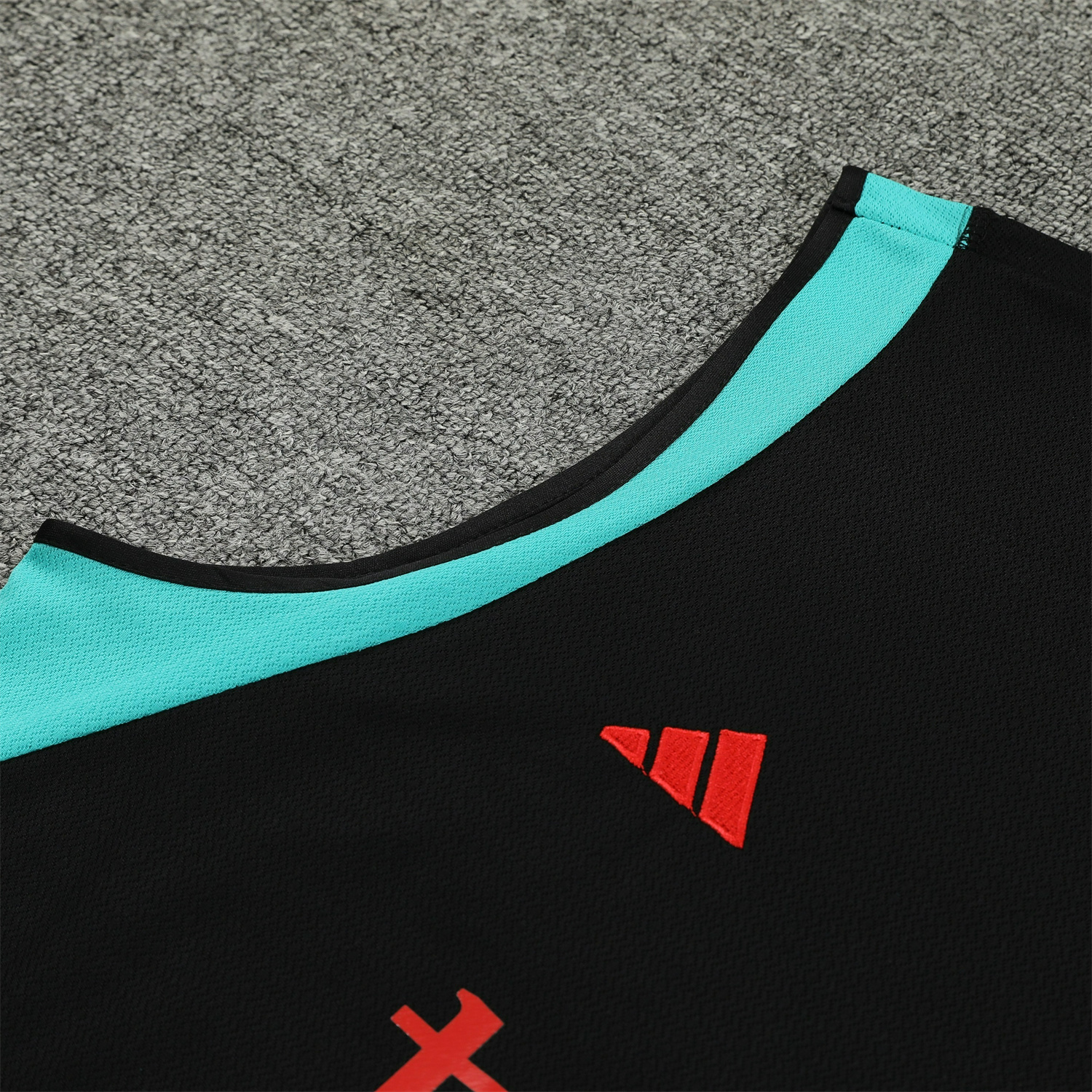 Manchester United 23-24 Black Player Vest Training Set - SOCCERDEALSHOP