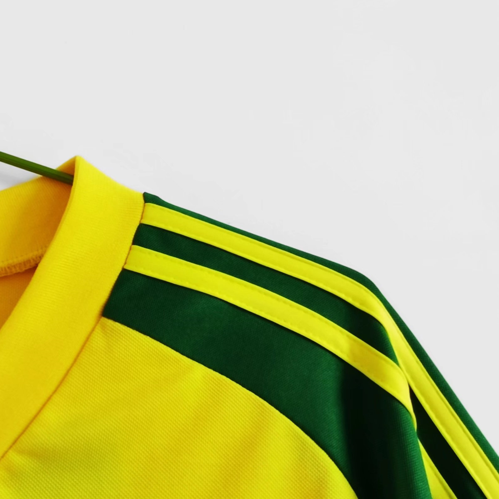 Retro Wales 1982 Away Stadium Jersey - SOCCERDEALSHOP