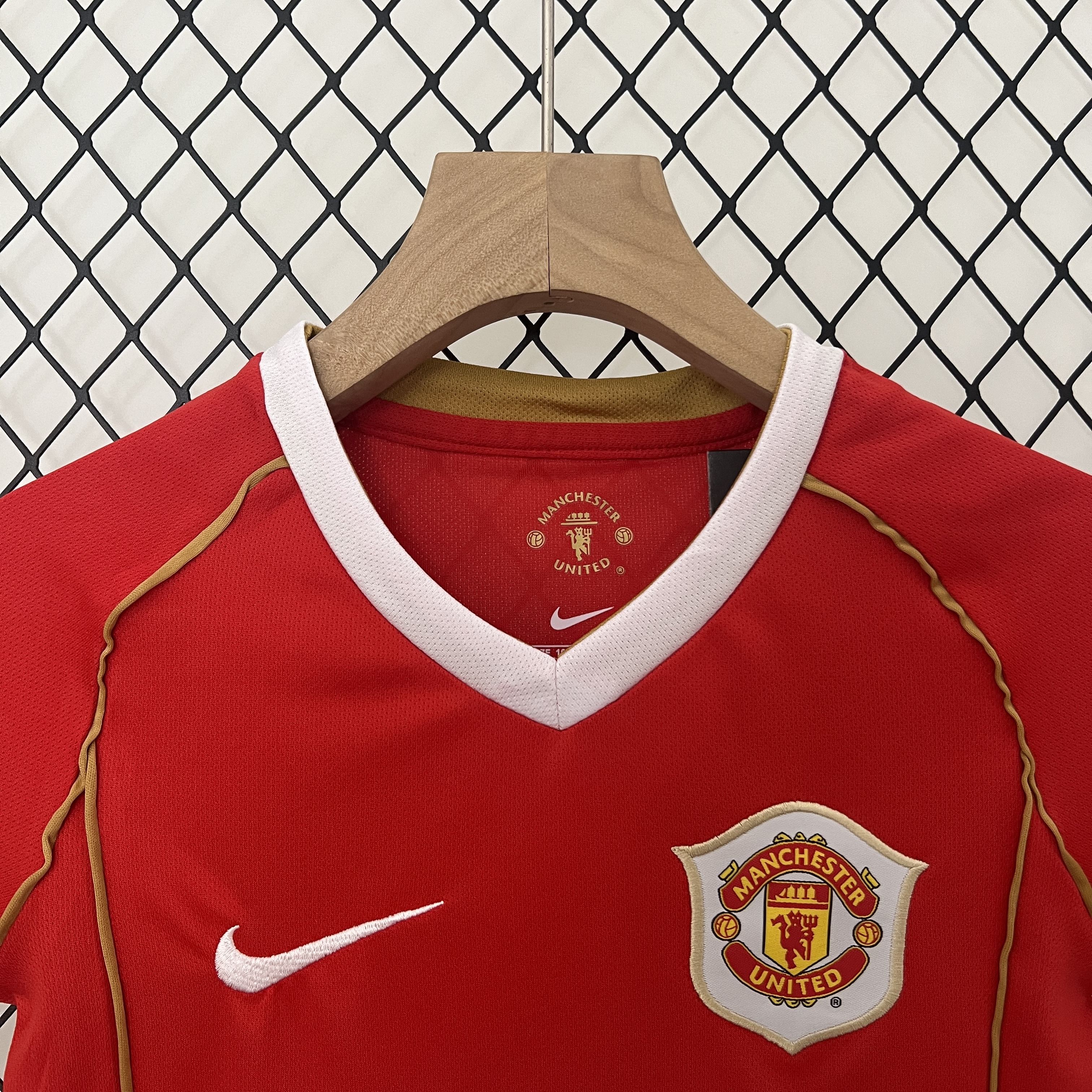 Manchester United Retro 2006-07 Home Stadium Kids Kit - SOCCERDEALSHOP