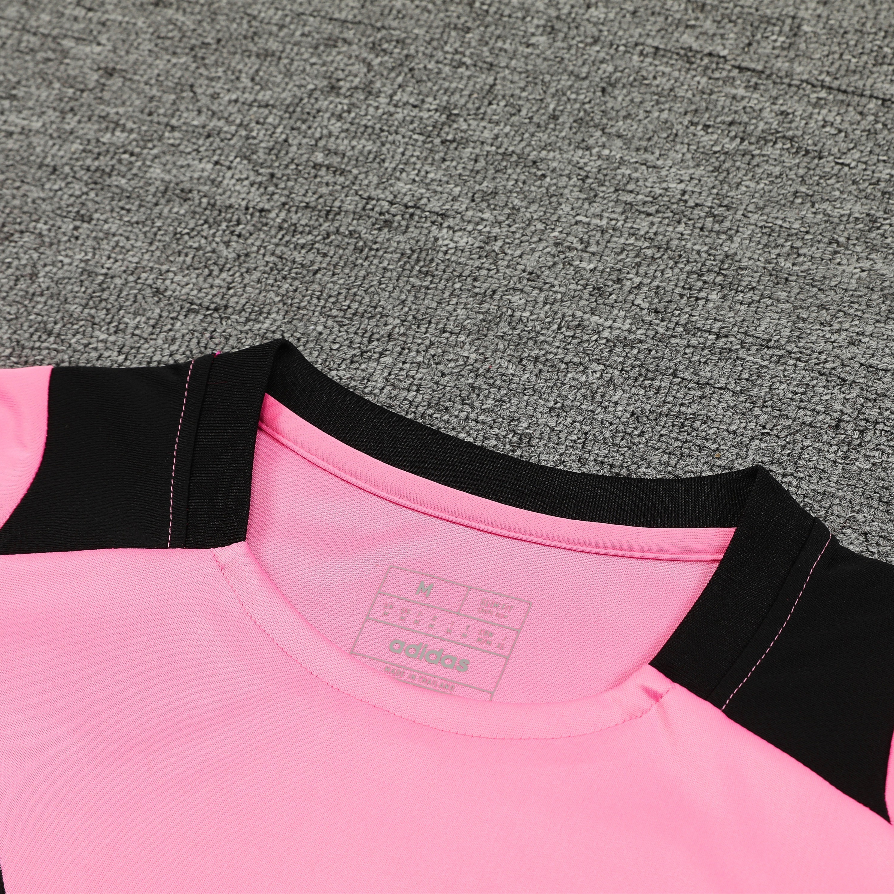 Manchester United 24-25 Short-Sleeve Training Set - Pink Top and Black Shorts - SOCCERDEALSHOP