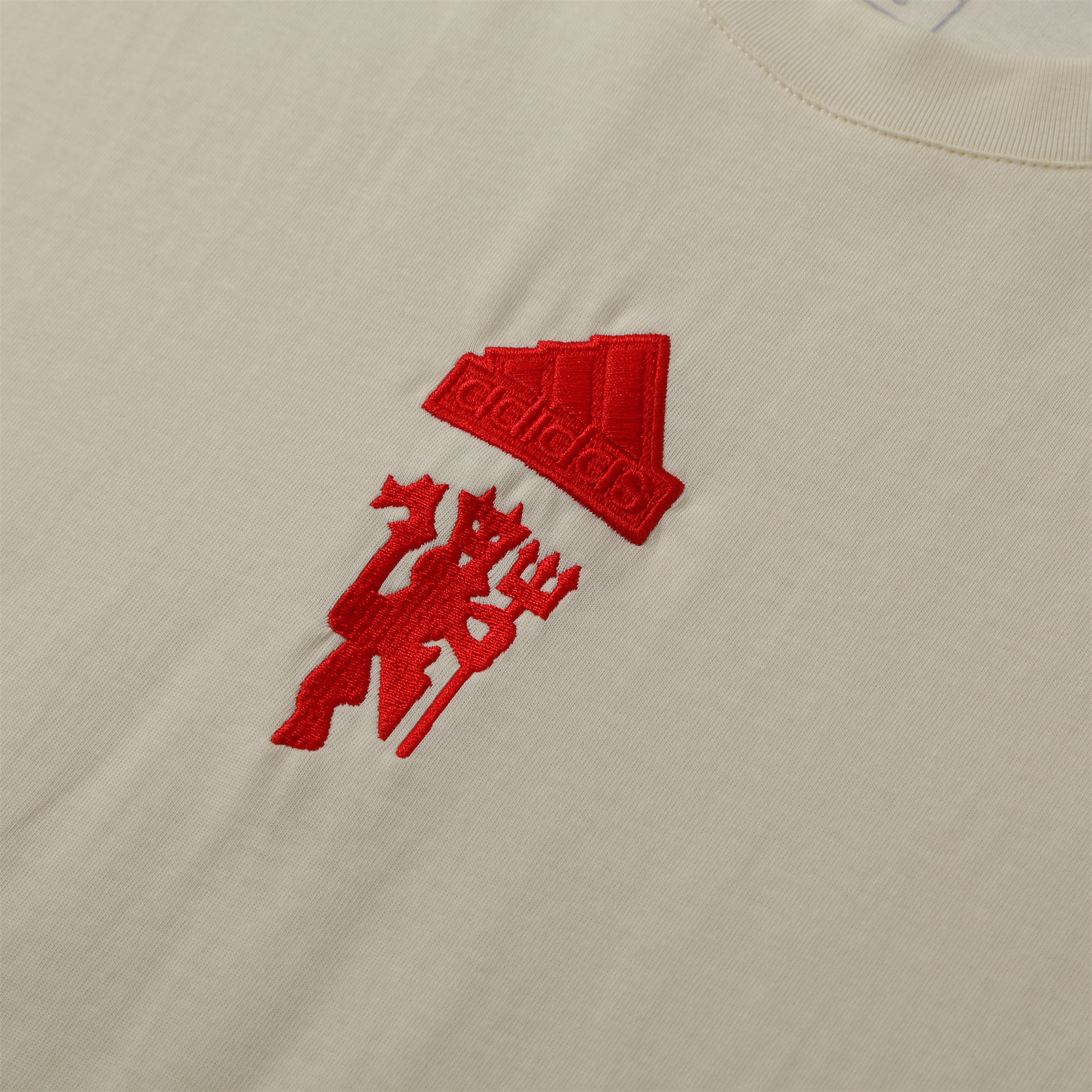 Manchester United 24-25 Short-Sleeve Training Set - Milky White Top & Red Shorts - SOCCERDEALSHOP