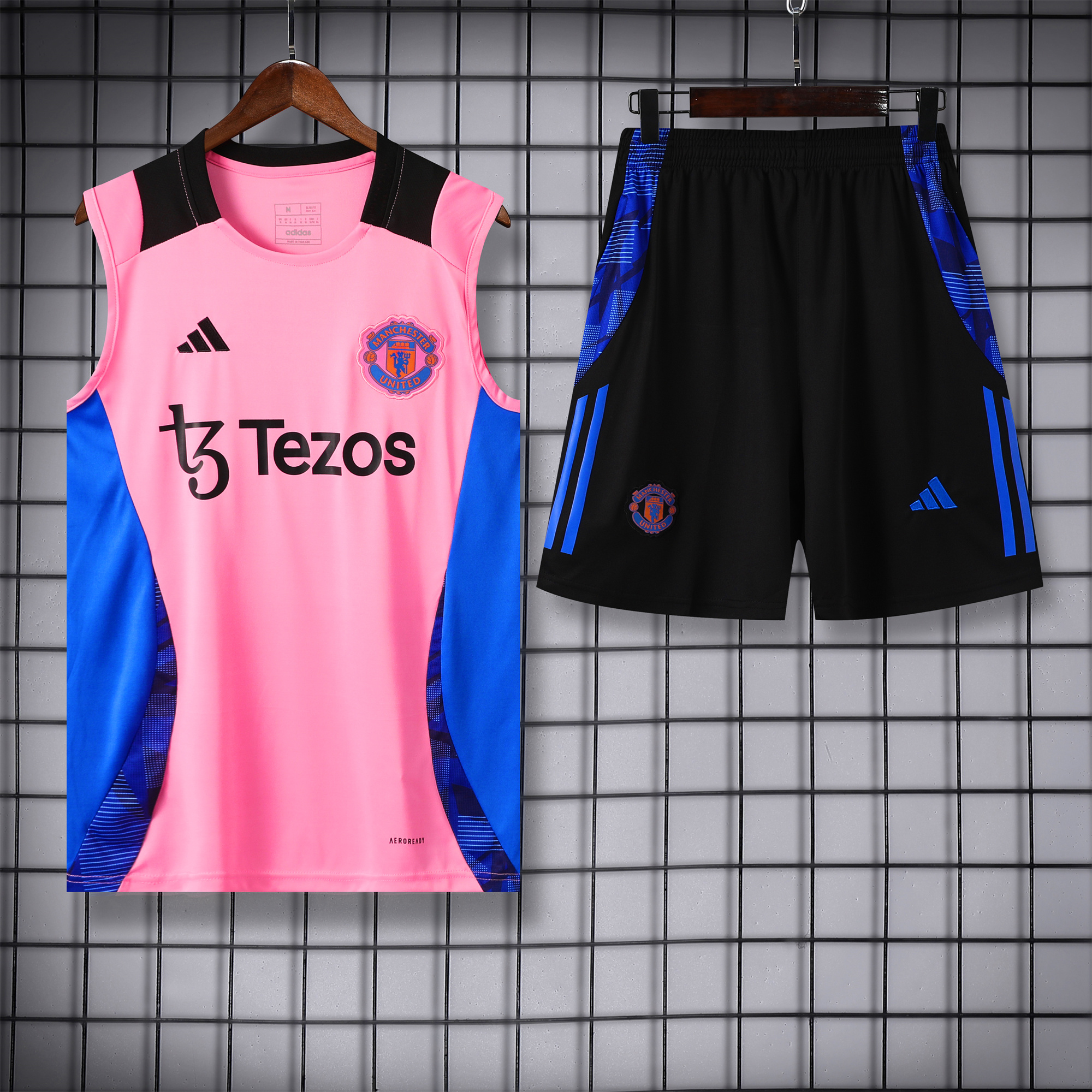 Manchester United 24-25 Vest Training Set - Pink Vest & Black Shorts - SOCCERDEALSHOP