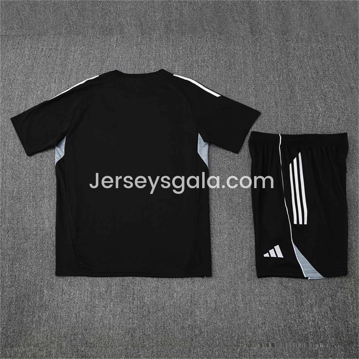 INT M.A.M 25-26 Short-Sleeve Training Set - Black Top and Shorts - SOCCERDEALSHOP
