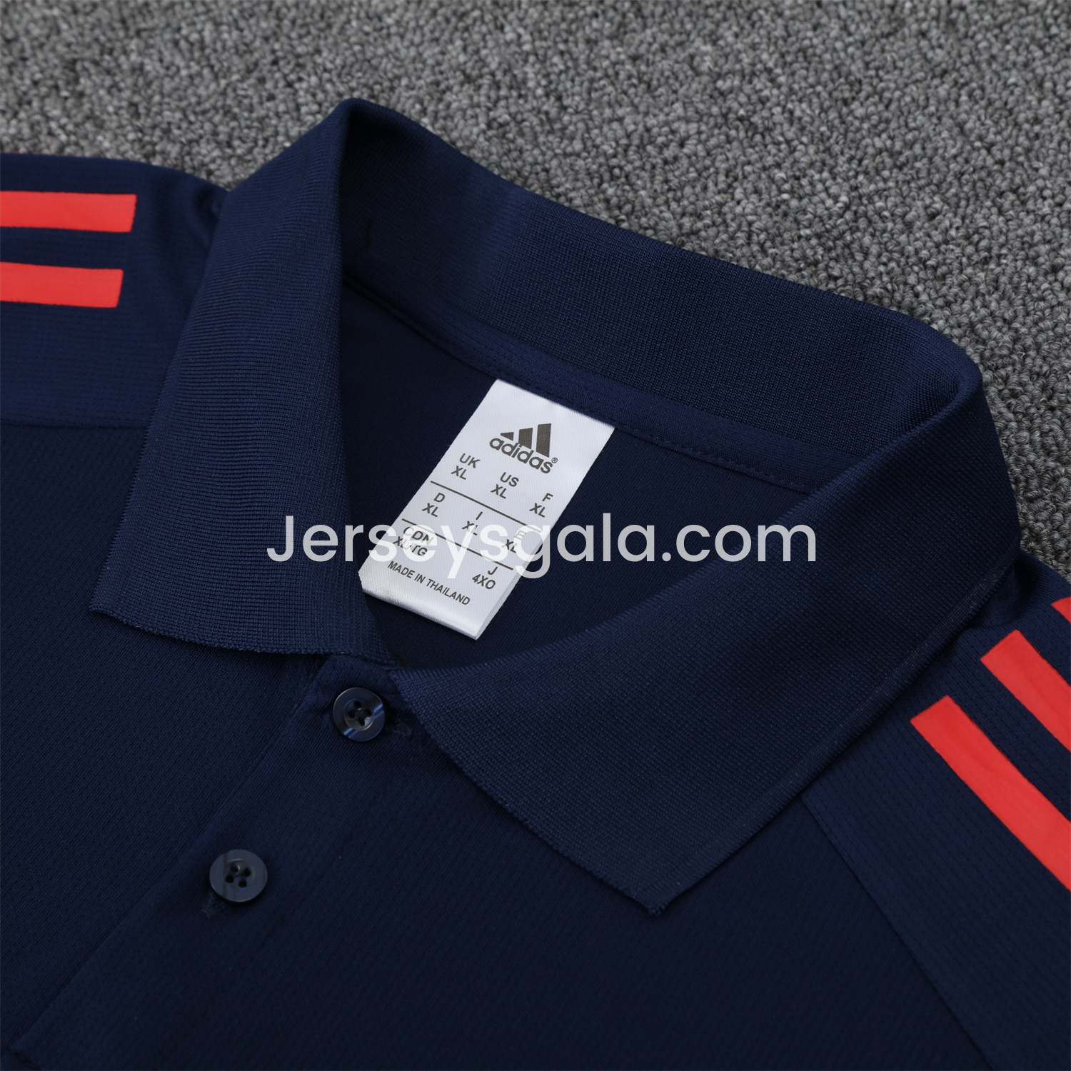 Manchester United 25-26 POLO Short-Sleeve Training Set - Deep Blue Top and Pants with Red Stripes - SOCCERDEALSHOP