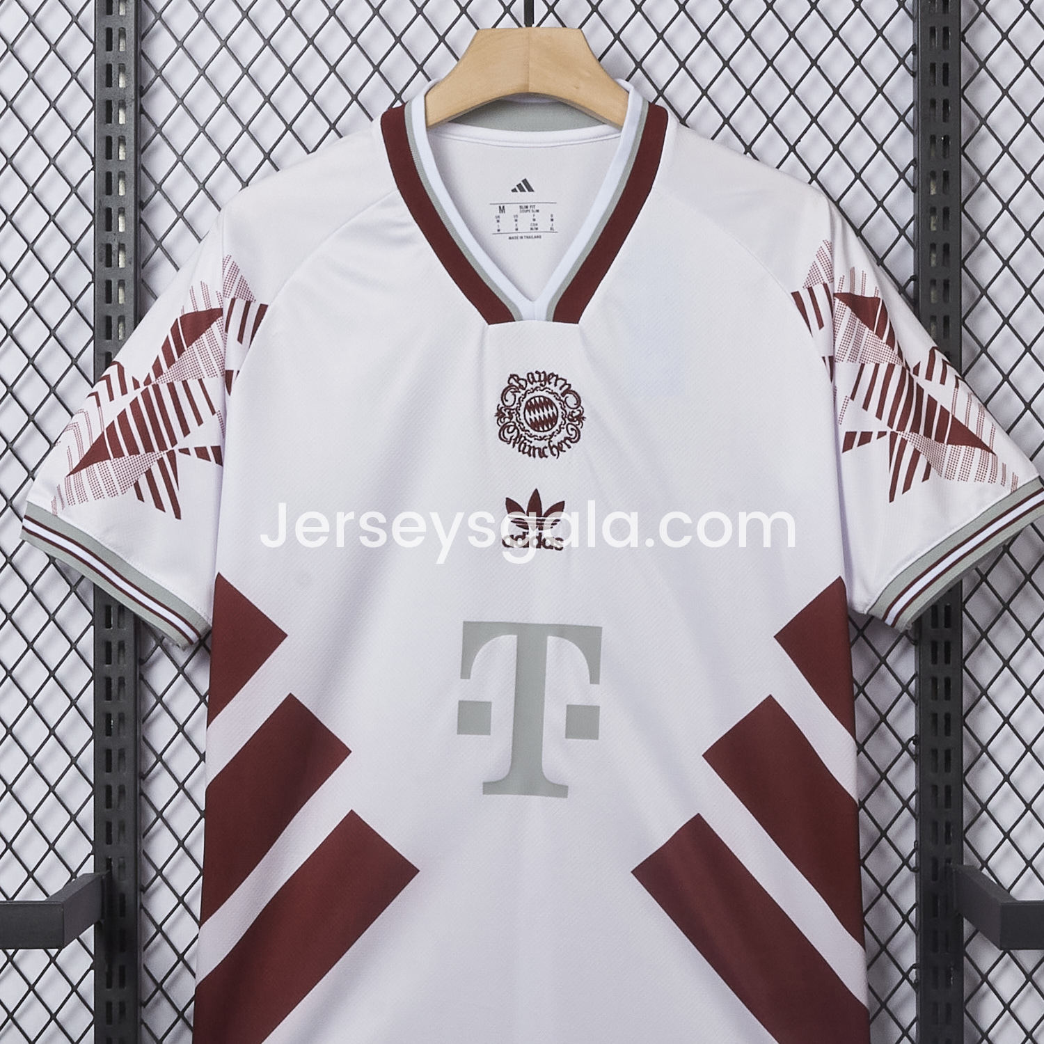 Bayern Munich 25-26 Throwback Trefoil Red Stripe White Special Jersey - Fans Version - SOCCERDEALSHOP