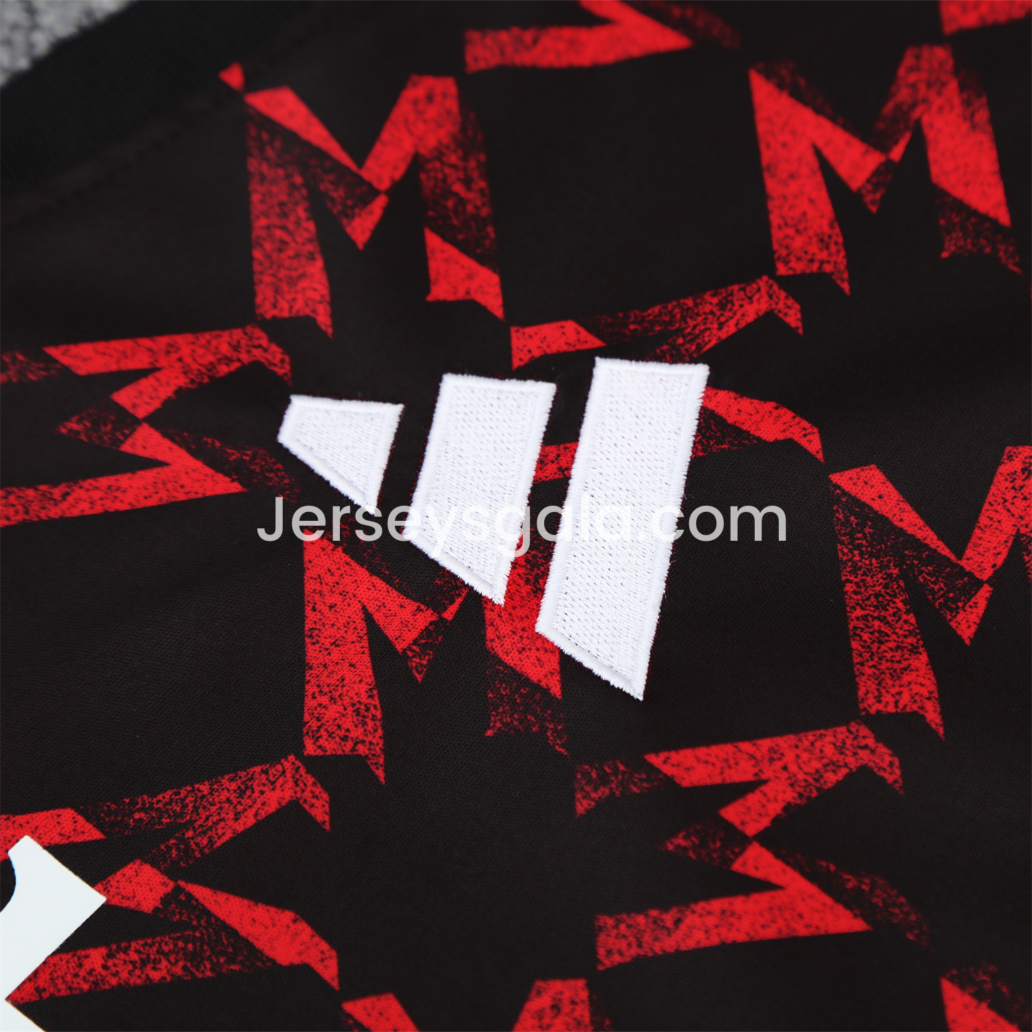 Manchester United 25-26 Pre-Match Vest Training Set - Red Top & Black Shorts - SOCCERDEALSHOP