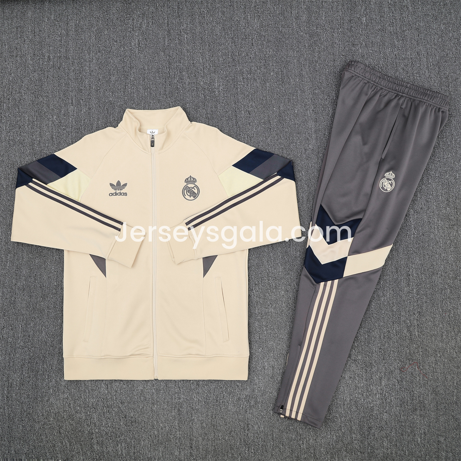 Real Madrid 25-26 Throwback Jacket Training Tracksuit - Off-white Jackets & Grey Pants - SOCCERDEALSHOP