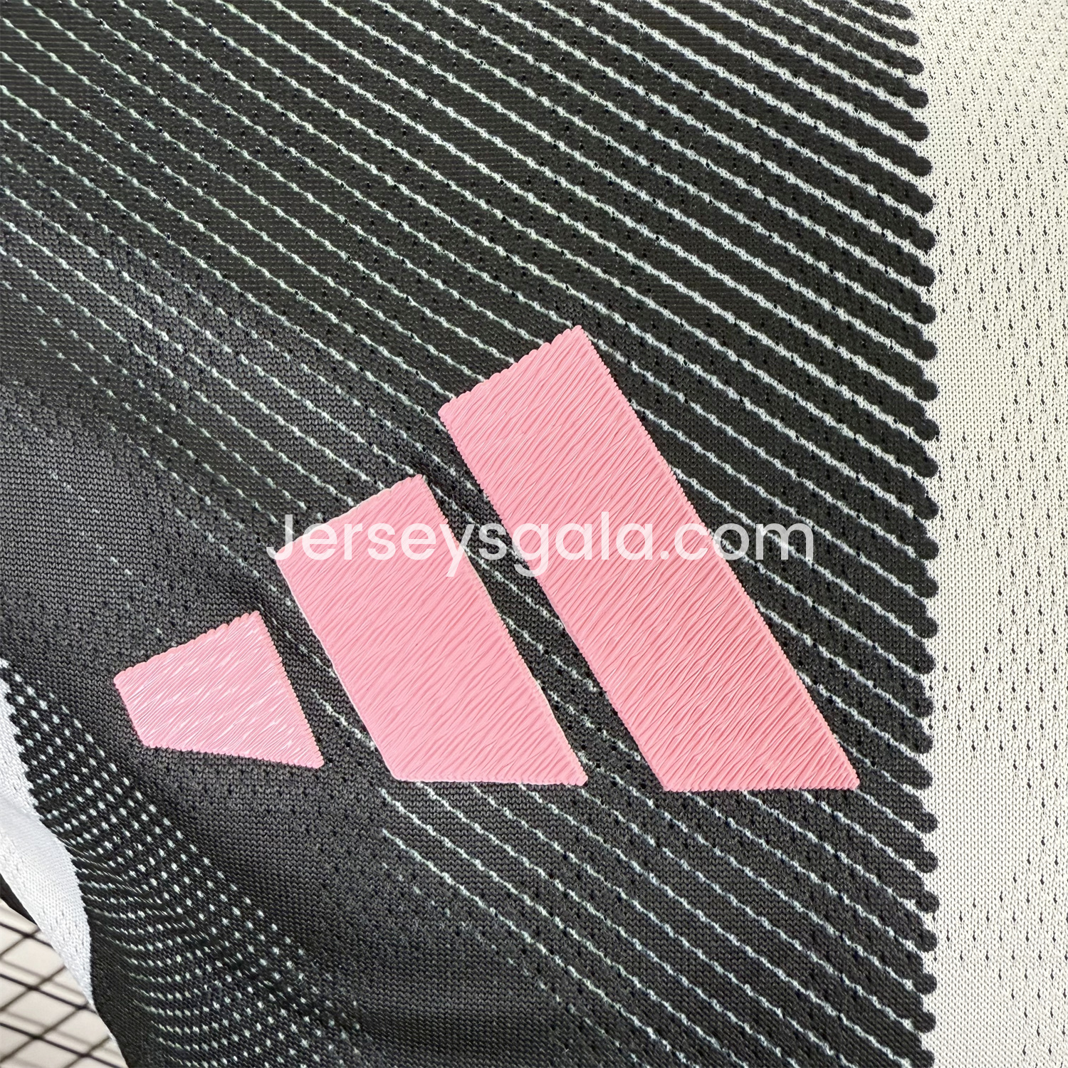 Juventus 25-26 Home Stadium Jersey - Player Version - SOCCERDEALSHOP